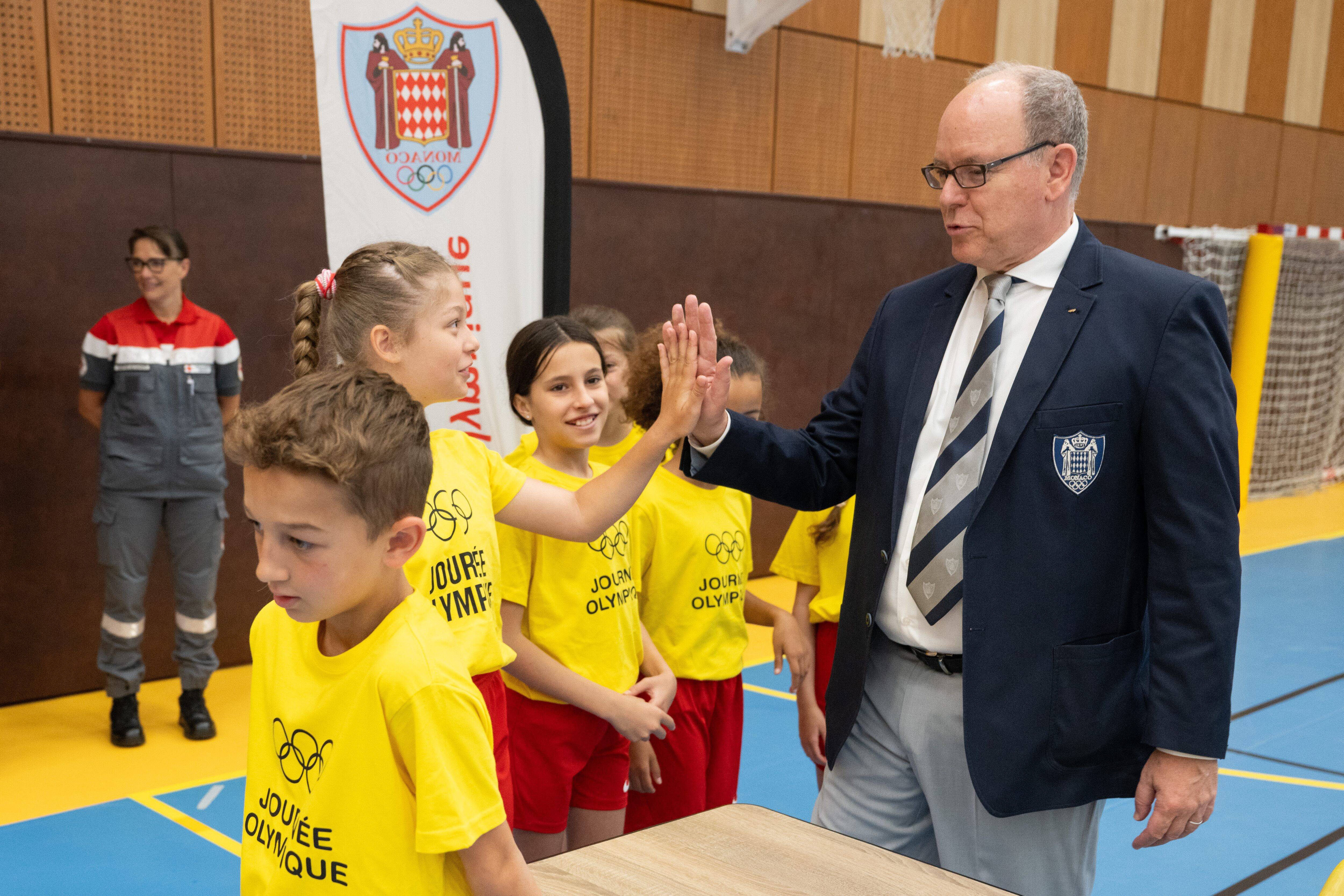 Avant les JO de Paris, 120 écoliers de Monaco ont sprinté devant le prince Albert II à la traditionnelle "Journée olympique"