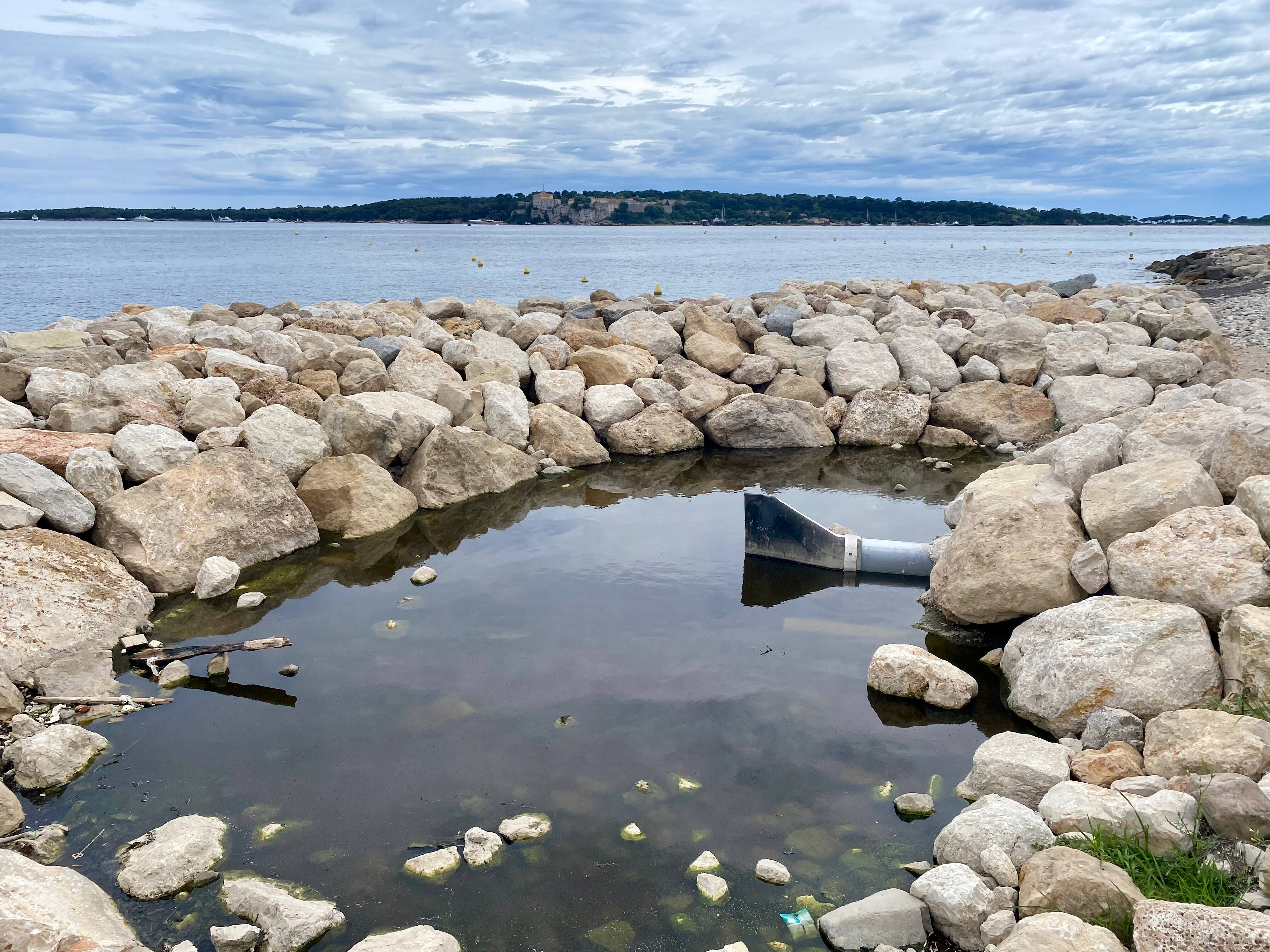 À Cannes, ce bassin d'eau croupie sur le parking du Palm Beach depuis plusieurs mois inquiète les riverains et les baigneurs