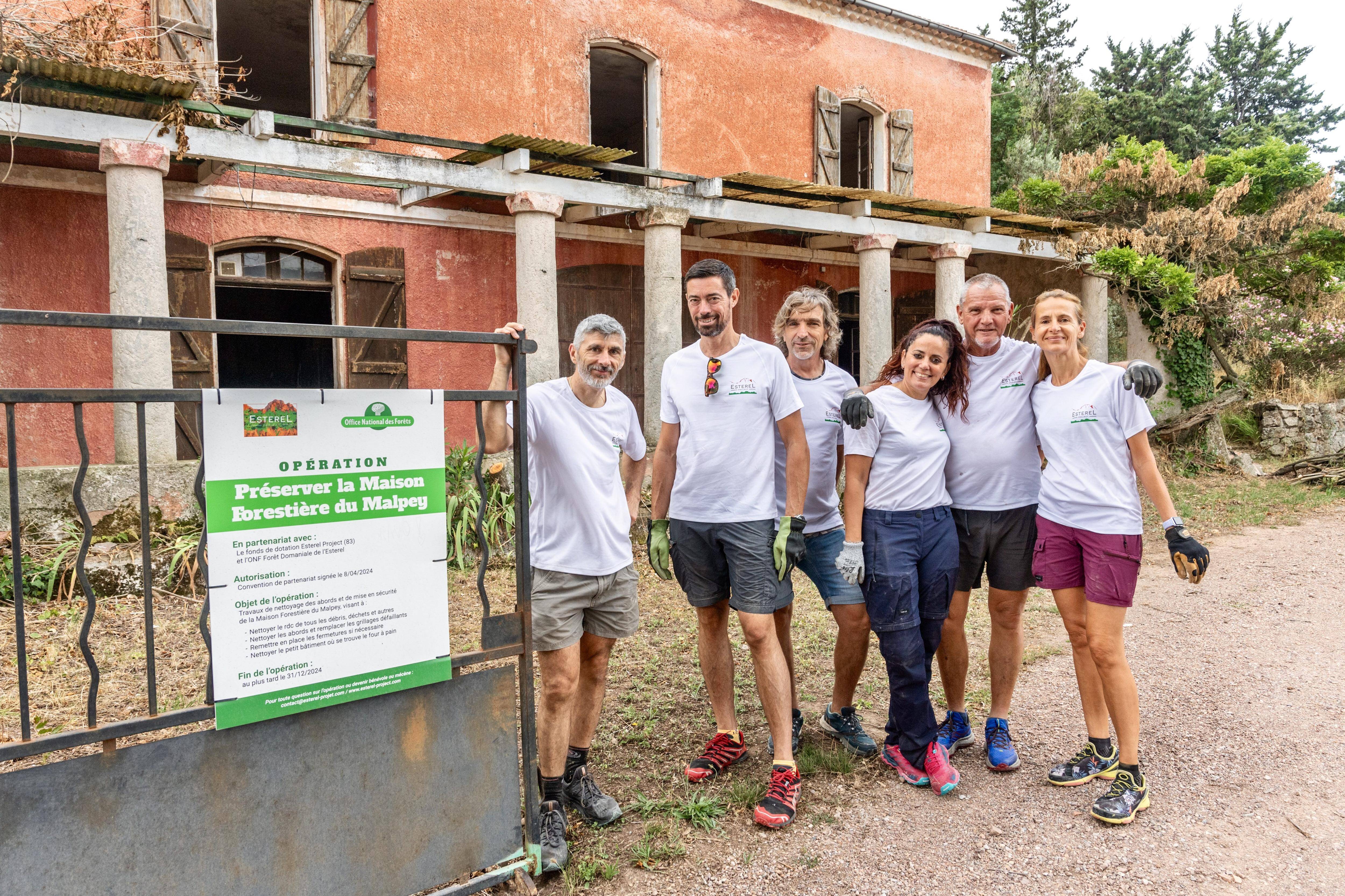 "Ne pas la laisser se délabrer sans réagir": Des bénévoles au chevet de cette maison forestière située au coeur du Massif de l'Estérel
