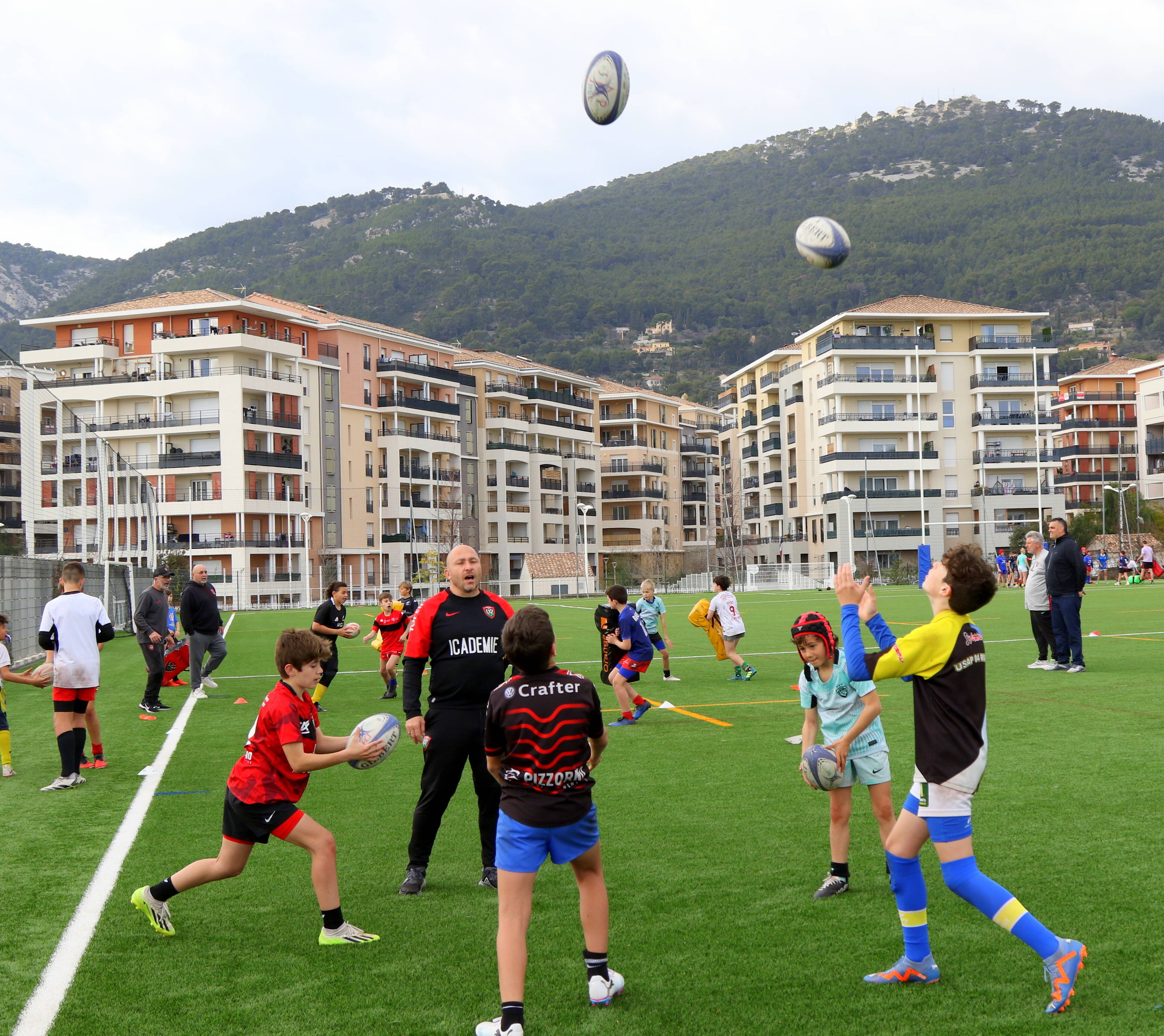 Votre enfant souhaite se perfectionner au rugby? Cet été, le RCT organise des séjours sportifs en pension complète