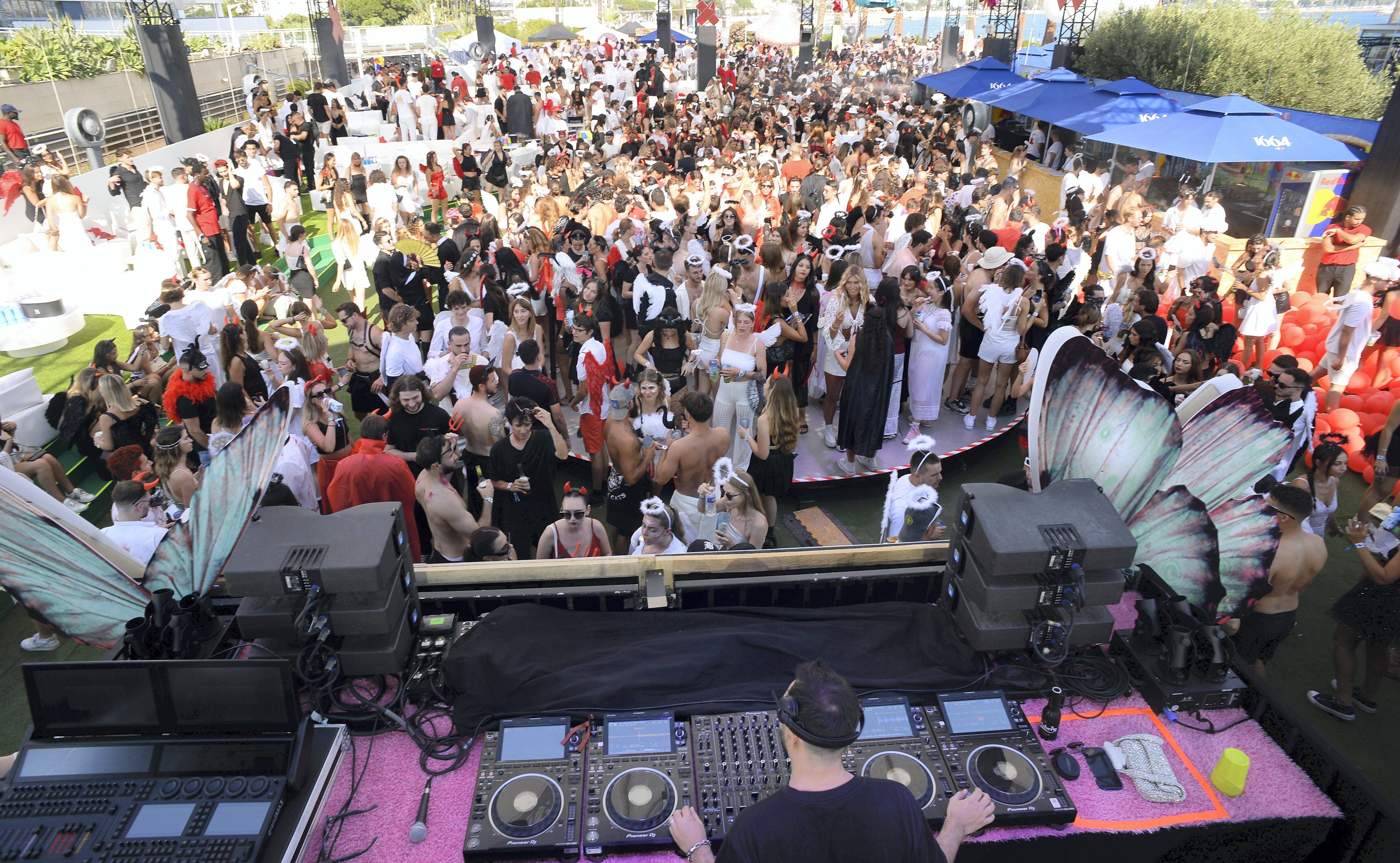 Ce dimanche, 4.000 personnes étaient réunies pour la nouvelle saison du Bal des Fous à Cannes