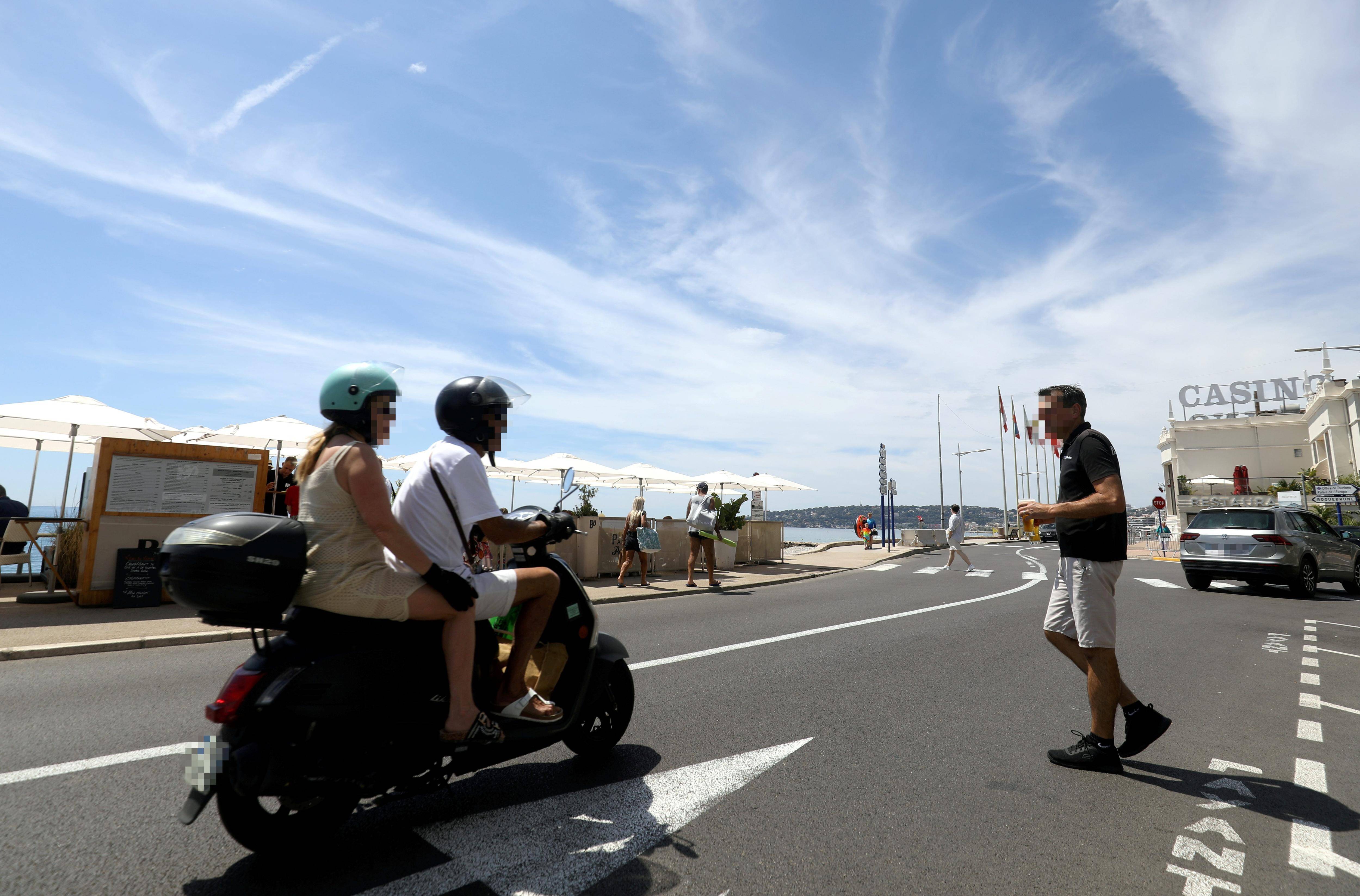 "Les scooters sont les plus dangereux" pour les serveurs du front de mer de Menton qui doivent traverser la route pour servir leurs clients