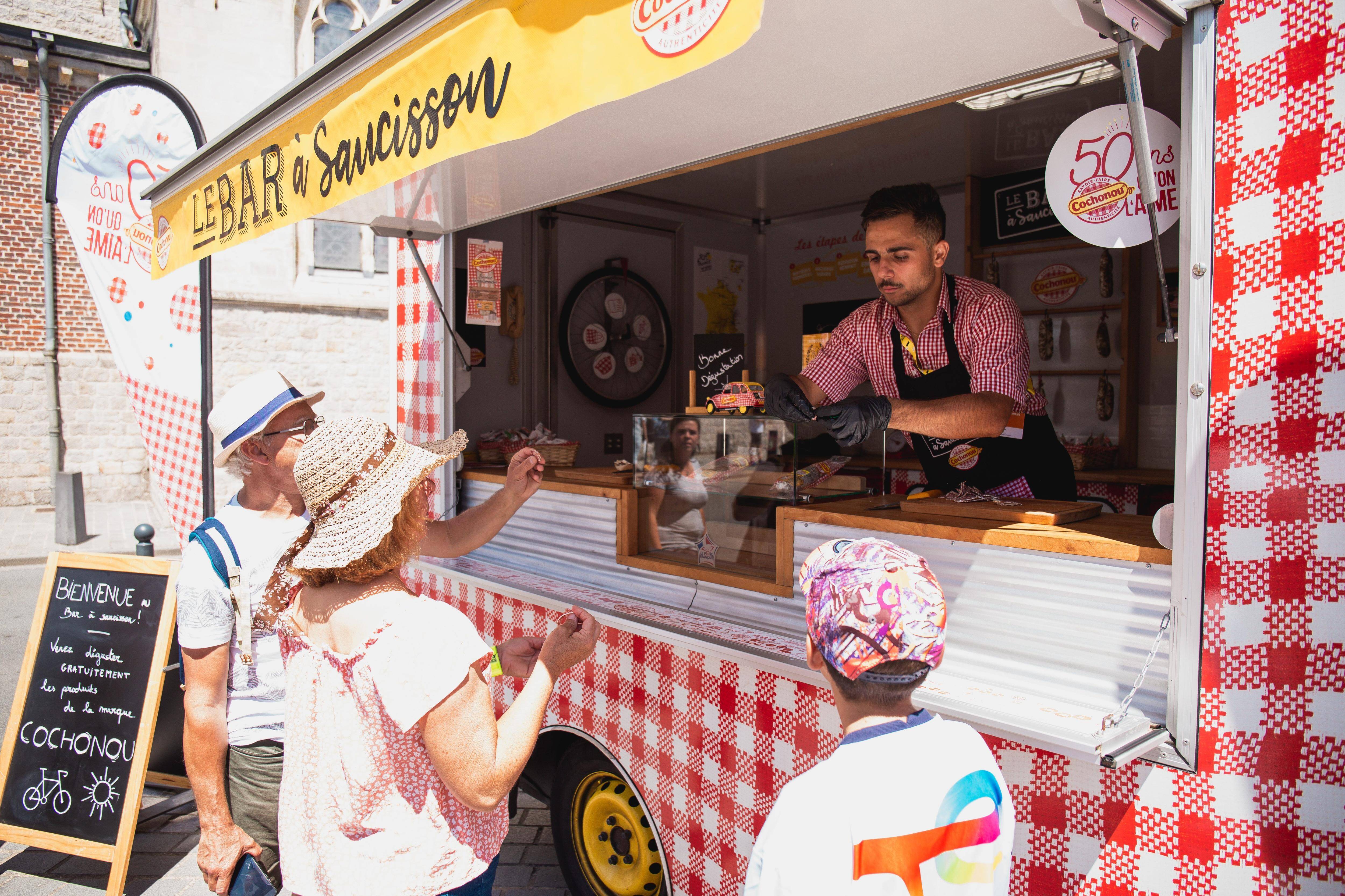 "Il faut que je m'amuse pour amuser les autres": rencontre avec le Varois Lucas Durand, caravanier du Tour de France