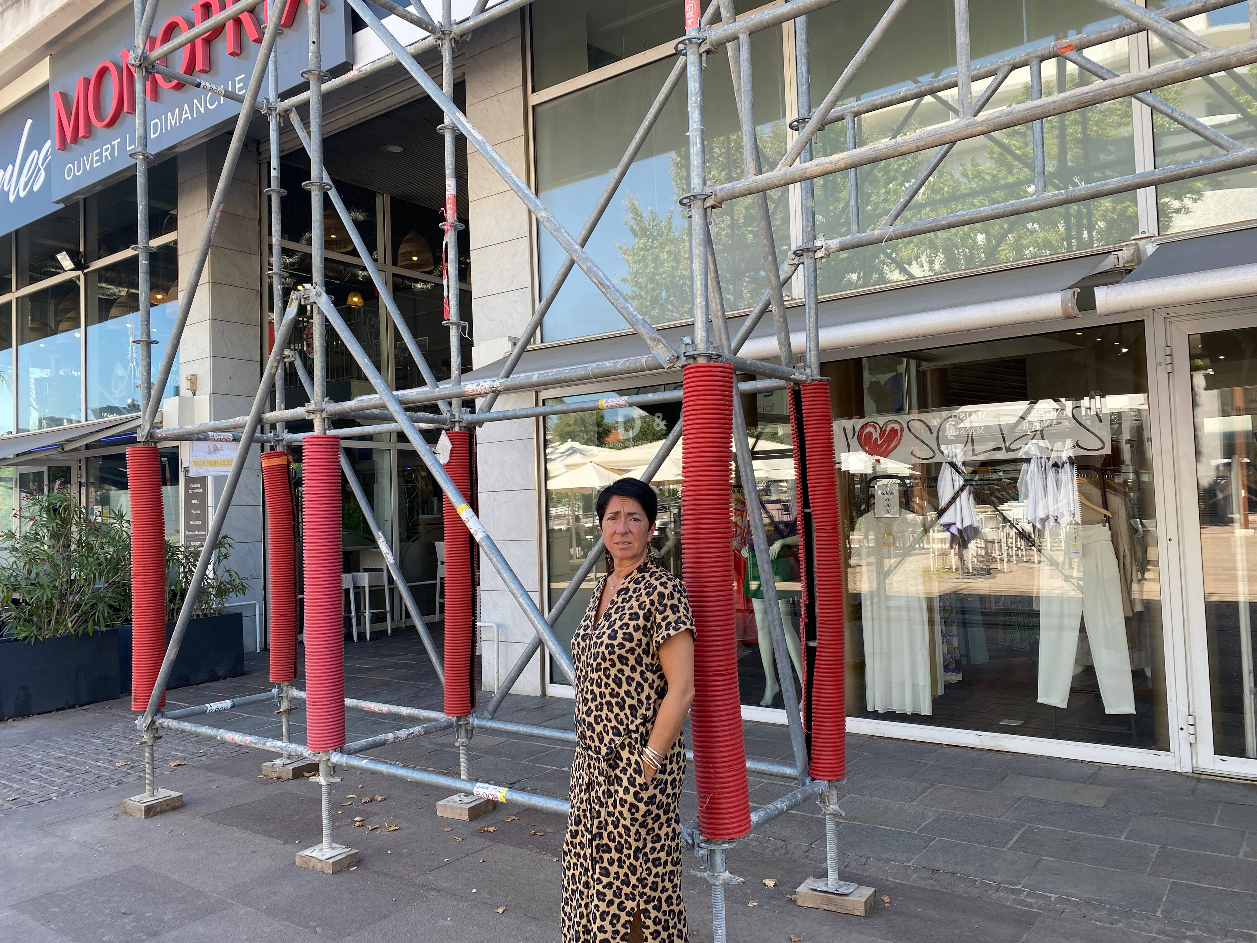 "Ca fait fuir les clients": des échafaudages sont devant leurs boutiques depuis un an, ces commerçants réclament des indemnités à Mandelieu