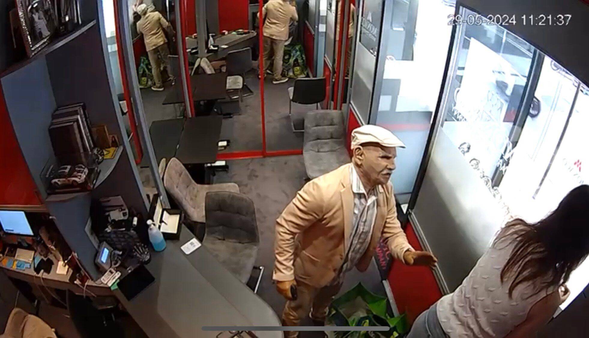 Braquage à Monaco: "Il n'y a pas un jour sans que j'y pense"... Larissa, la vendeuse de la boutique de montres de luxe, témoigne