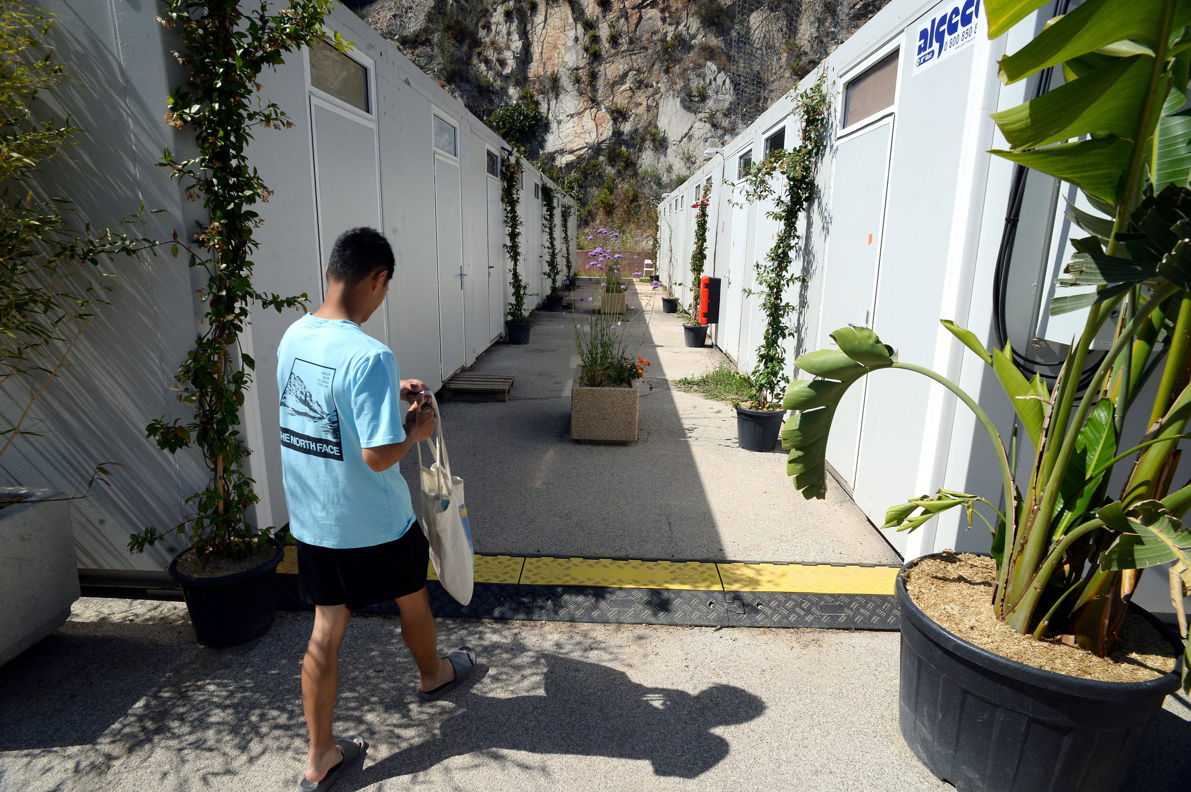"Je me retrouve le bec dans l'eau, obligé de dormir dans mon véhicule..": les saisonniers à la peine pour se loger dans le Var