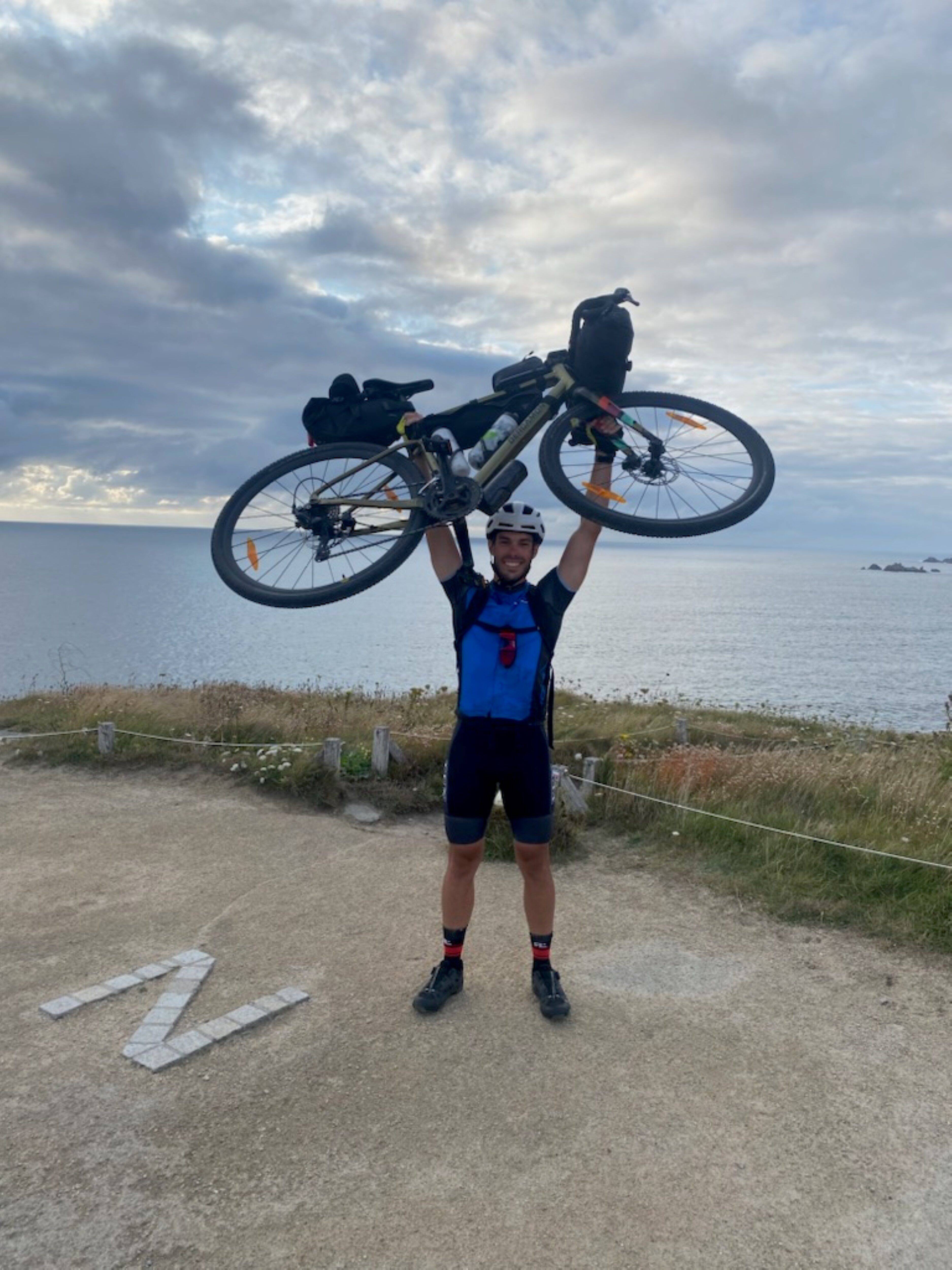 Il va parcourir plus de 1.200km en vélo pour les enfants malades: un défi solidaire de taille pour Valentin Calleja