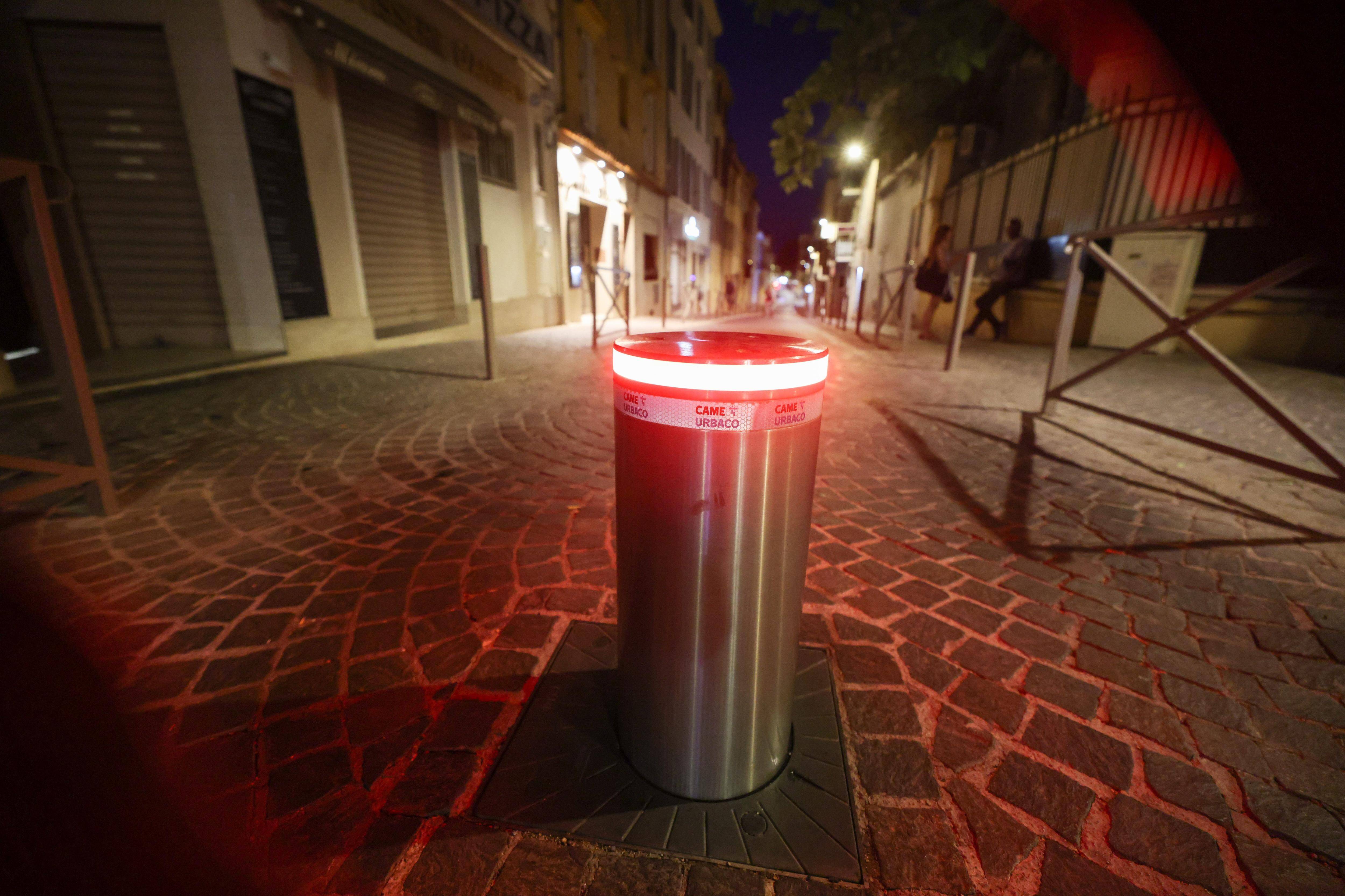 "Je dois payer 1.400 euros pour la réparer": à Antibes, la colère des habitants contre les bornes escamotables