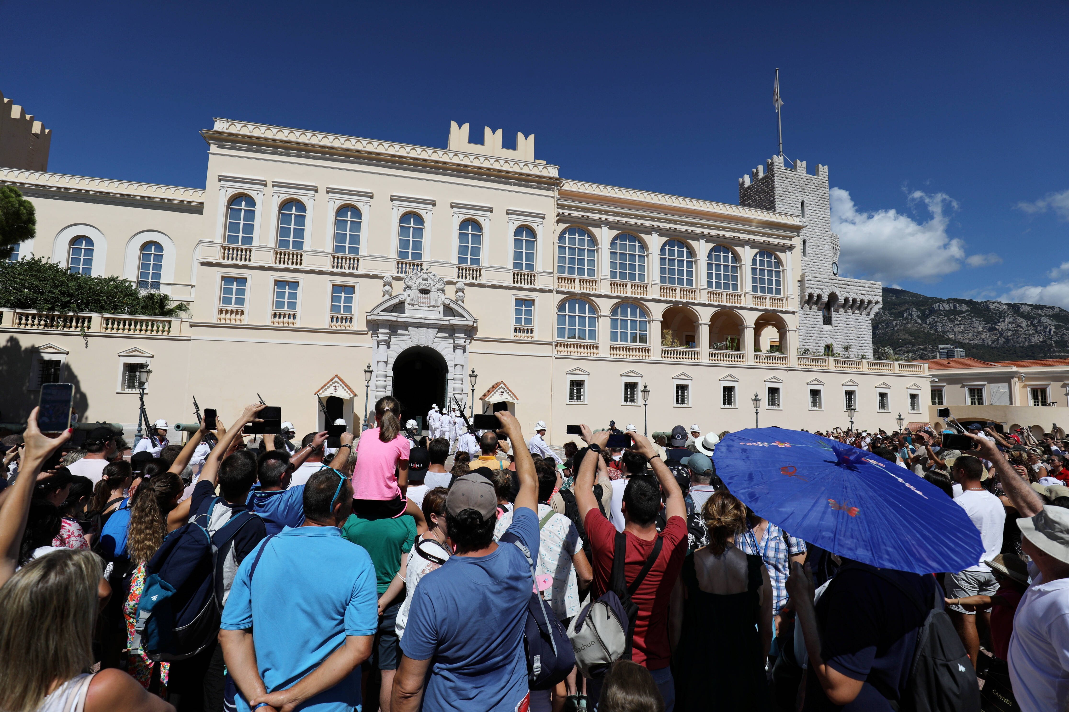 "Comment trouver un mari monégasque?", "Où est le train pour la Corse ?", "Où est la maison des Tuche?: ces drôles de questions des touristes à Monaco