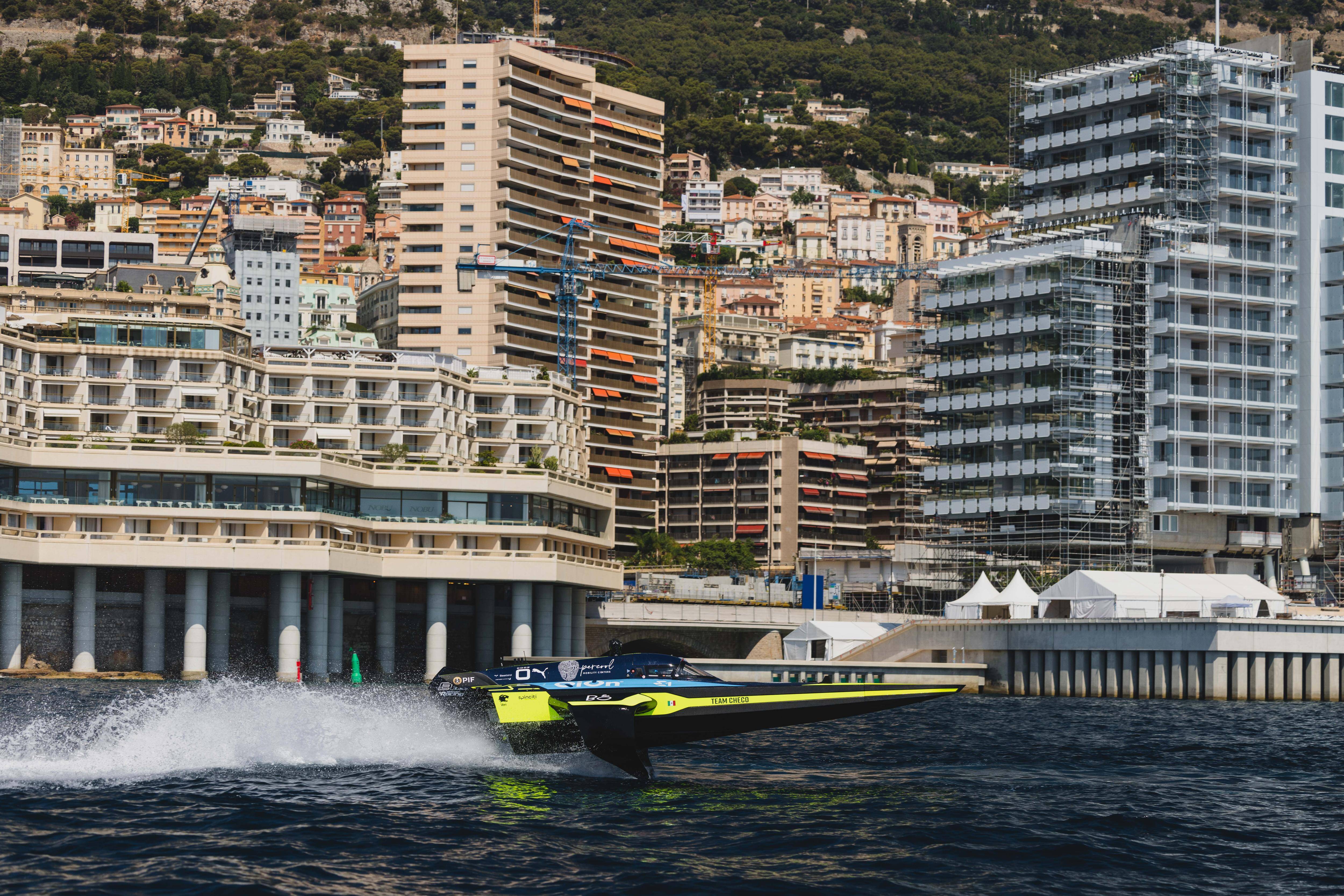 Première à Monaco : une course de bateaux électriques se tient tout le week-end à l'entrée du port Hercule
