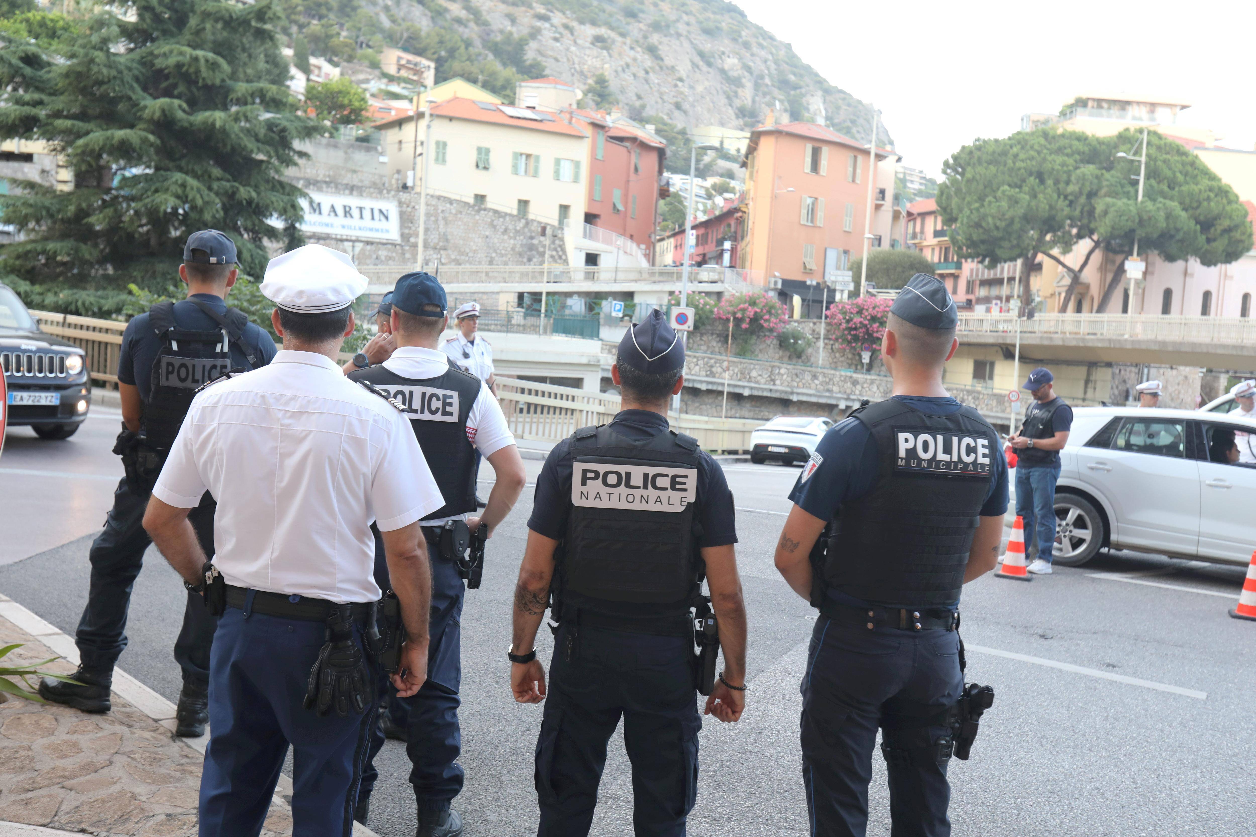 "On a besoin des uns et des autres pour travailler": la Sûreté publique et la police française renforcent la sécurité routière à l'échangeur Saint-Roman