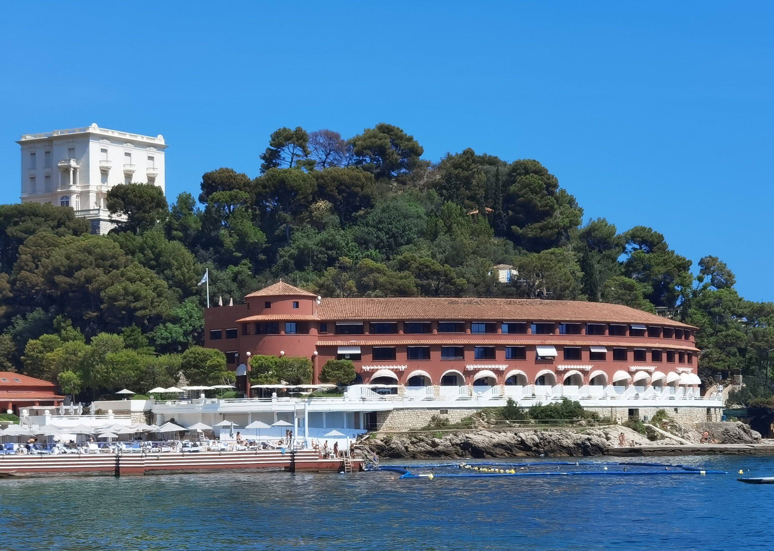 Clientèle de luxe, demandes folles et situations cocasses... immersion dans le quotidien des saisonniers de la SBM au Monte-Carlo Beach