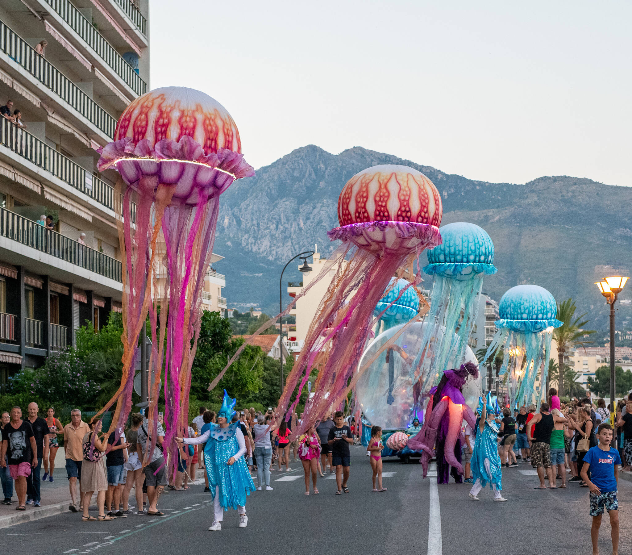 Ce mercredi soir, les créatures aquatiques débarquent dans les rues de roquebrune-cap-martin