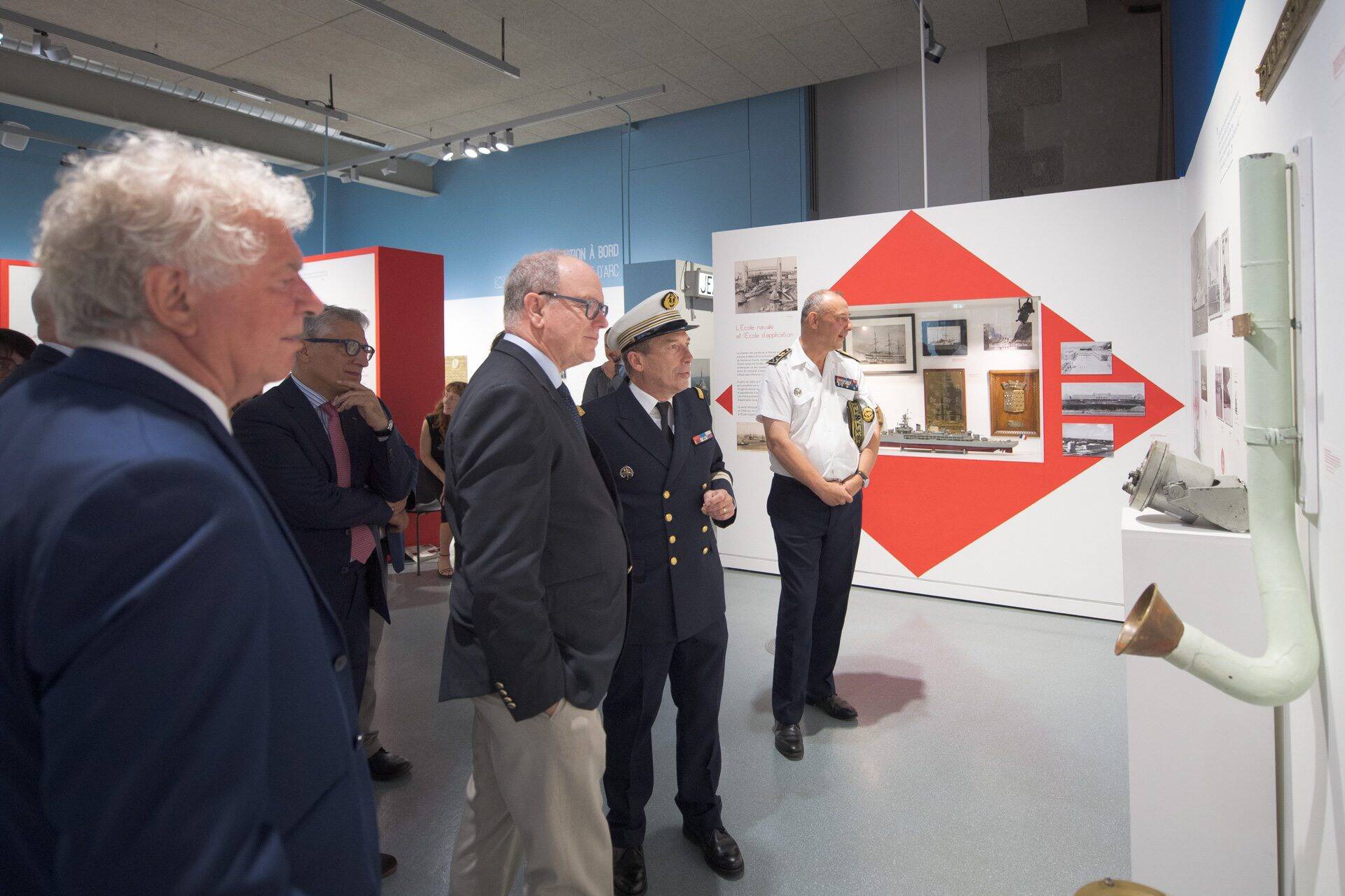 A Brest, le prince Albert II était en visite sur le navire de guerre français "Jeanne d'Arc" où il a été jeune officier en formation dans les années 80