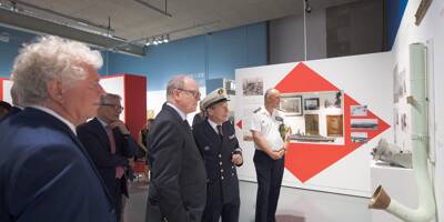 A Brest, le prince Albert II était en visite sur le navire de guerre français "Jeanne d'Arc" où il a été jeune officier en formation dans les années 80