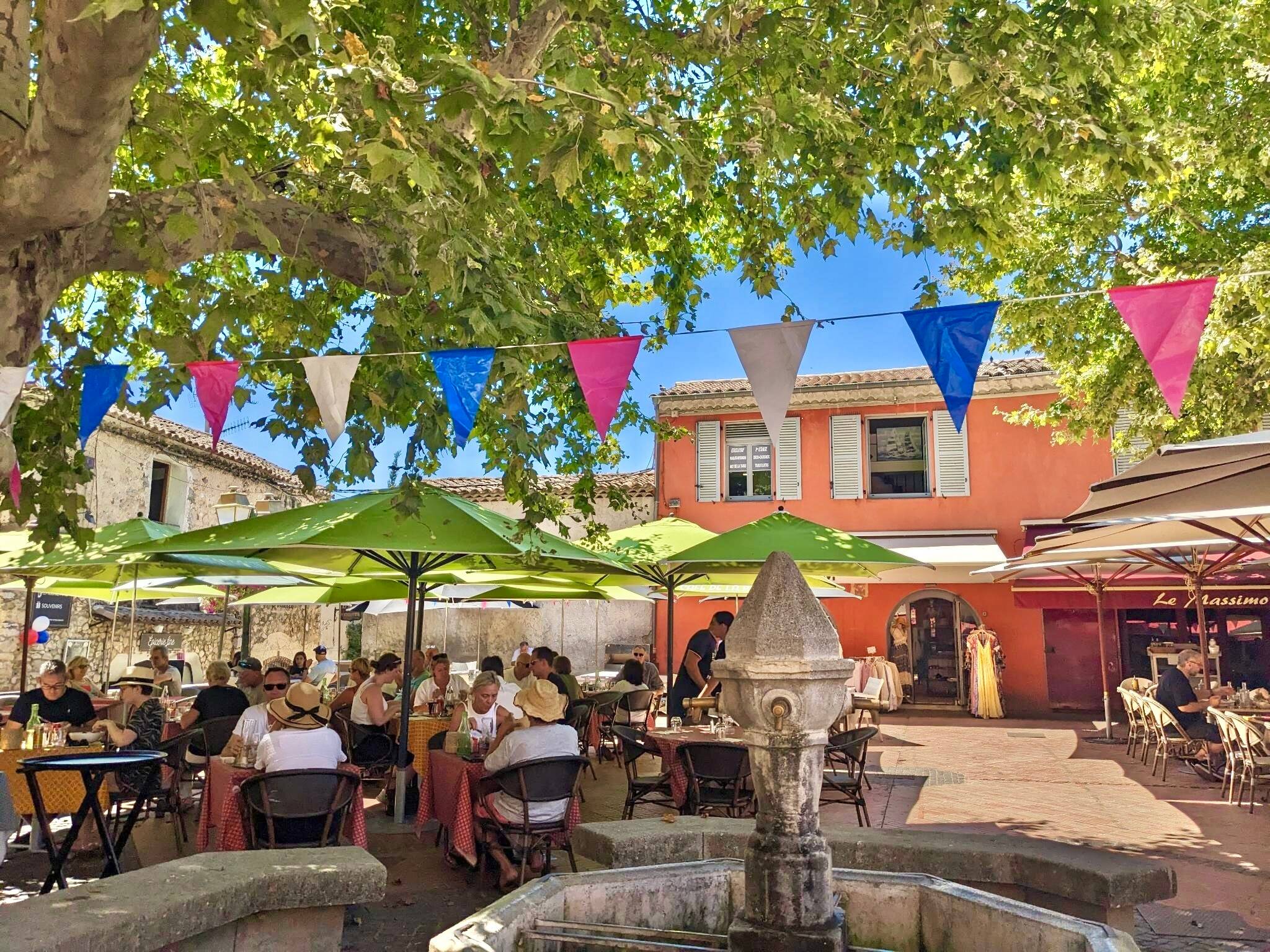 En balade, au musée ou à l'office de tourisme... Voici quelques lieux où se rafraîchir à Biot