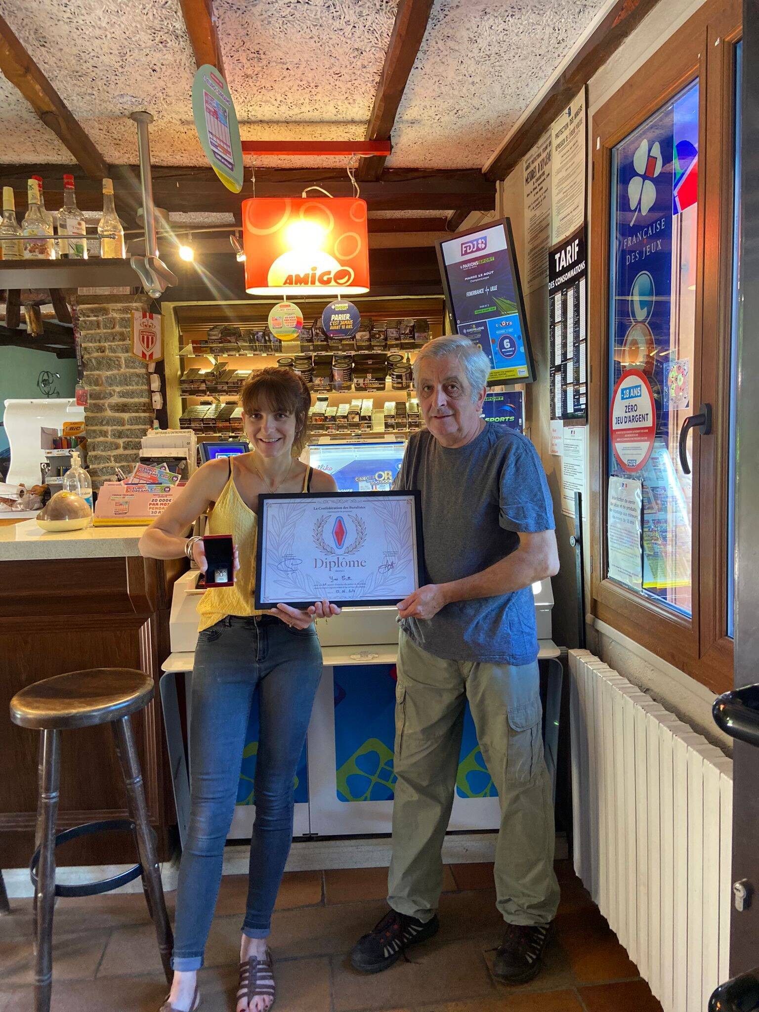 "En 45 ans, on a pris un mois de vacances": installé à Saint-Dalmas-Valdeblore, il est le plus ancien buraliste du département