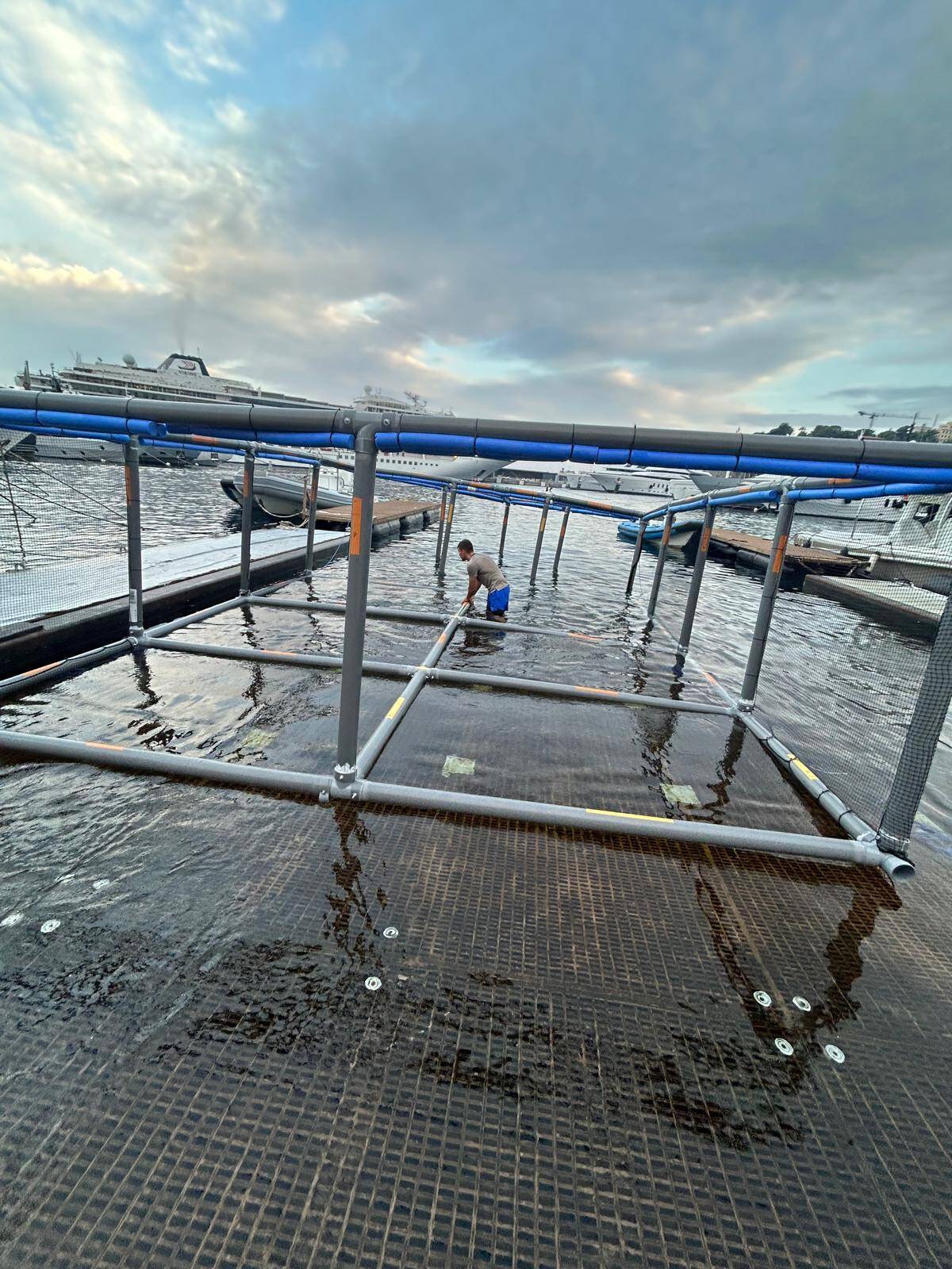 À Monaco, les carabiniers du Prince ont créé un filet anti-méduse