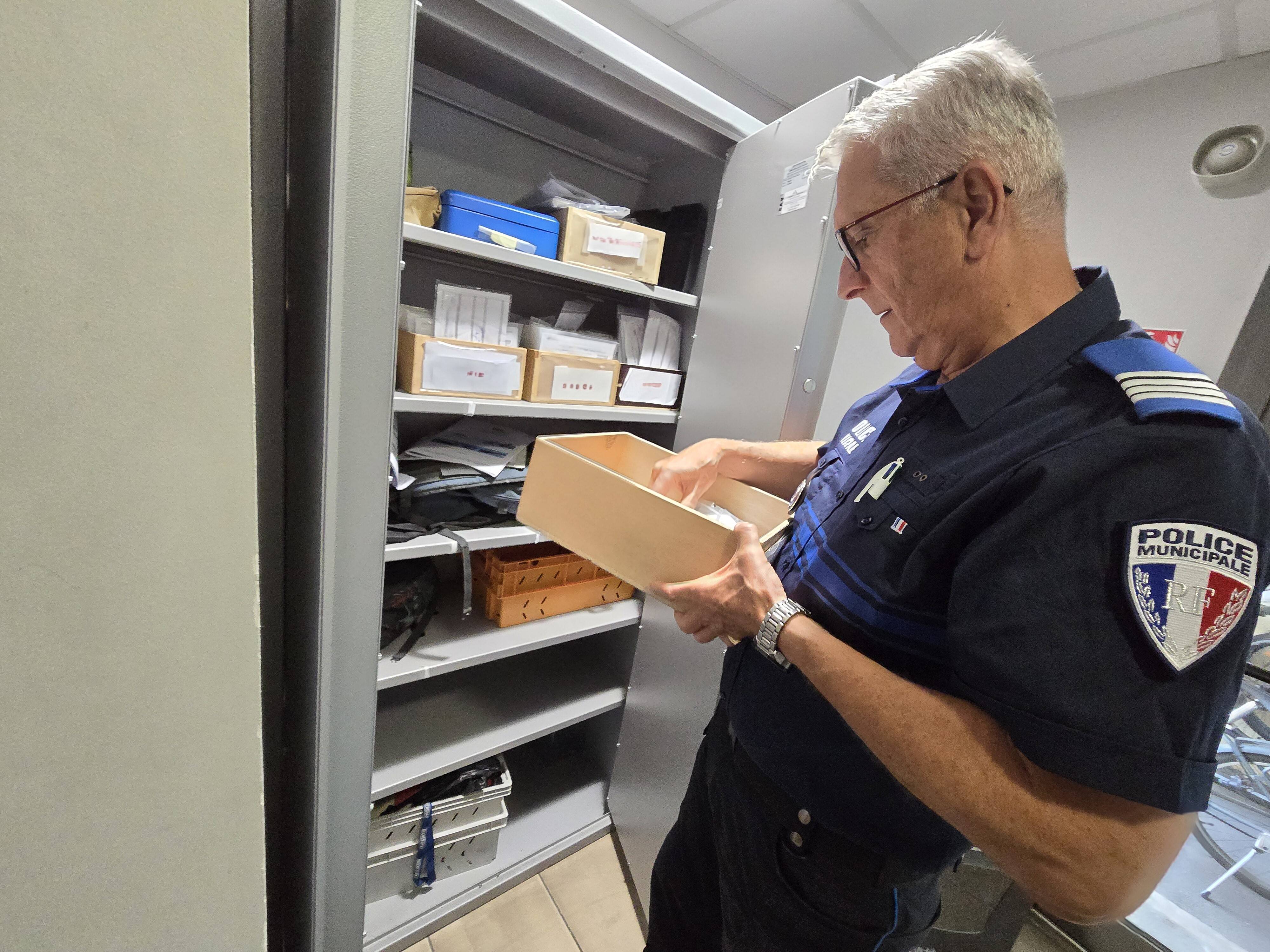 Découvrez les coulisses des objets trouvés à la police municipale de Saint-Raphaël