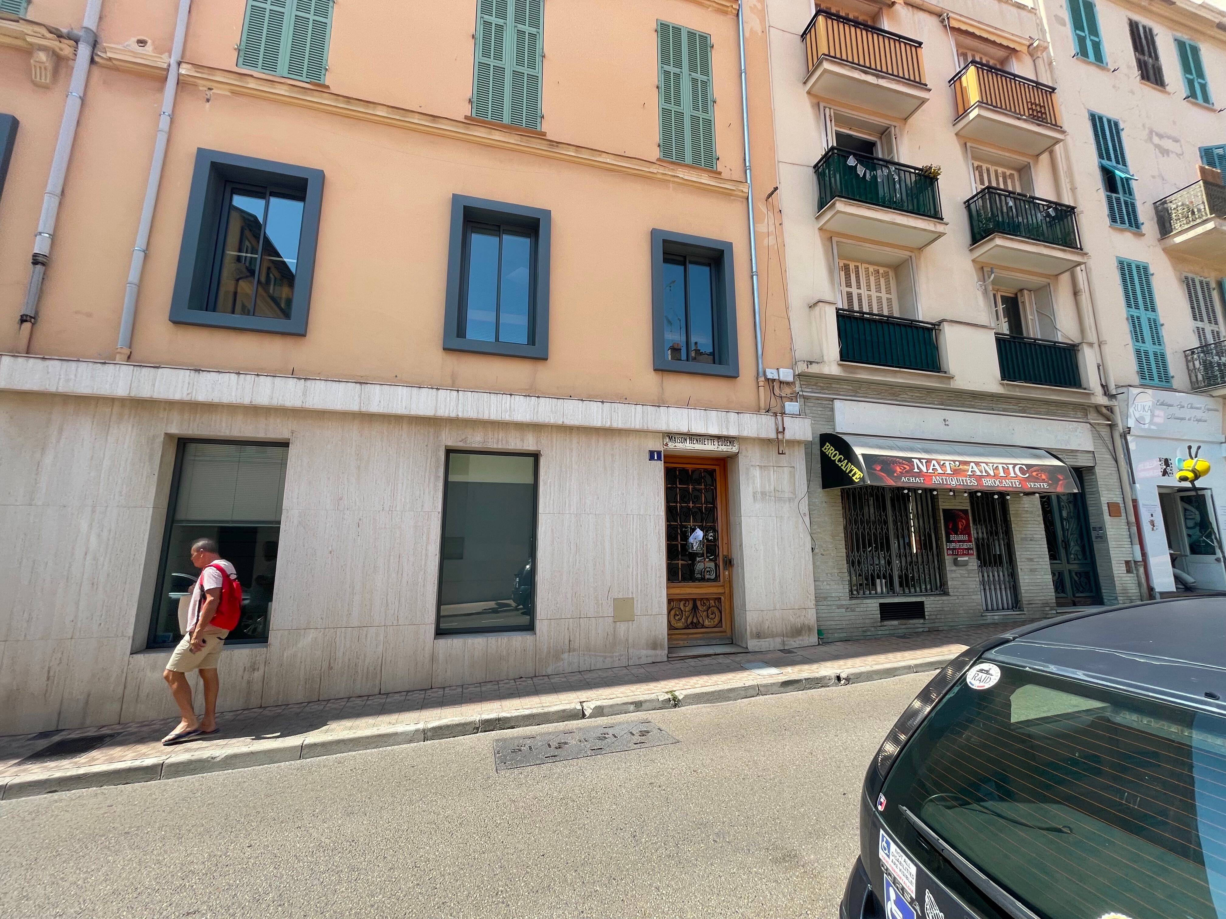 Où est passée la plaque en l'honneur de Max Barel à Menton?