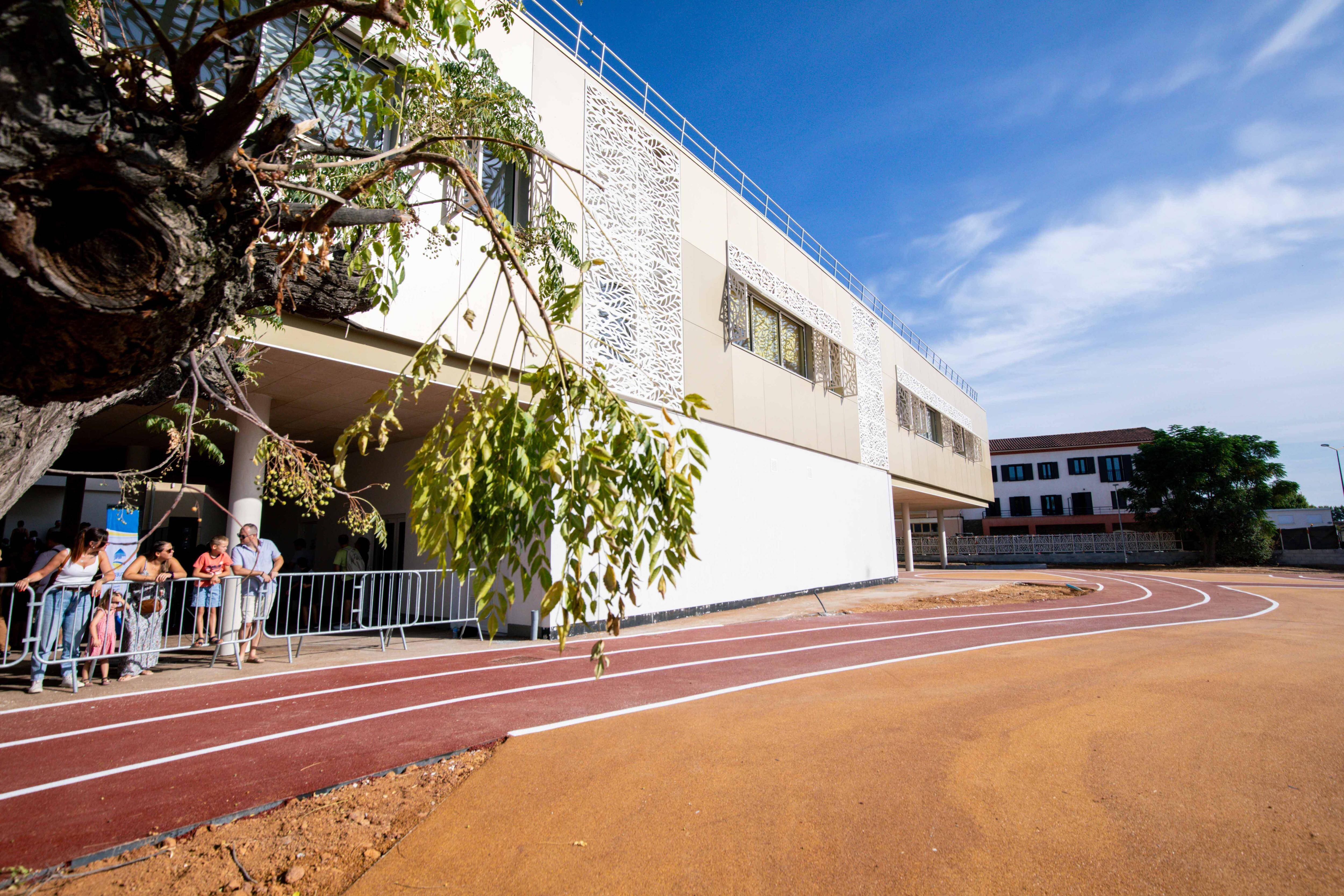 Après plusieurs mois de travaux, voici à quoi ressemble le nouveau groupe scolaire Jean-Jaurès à Cuers