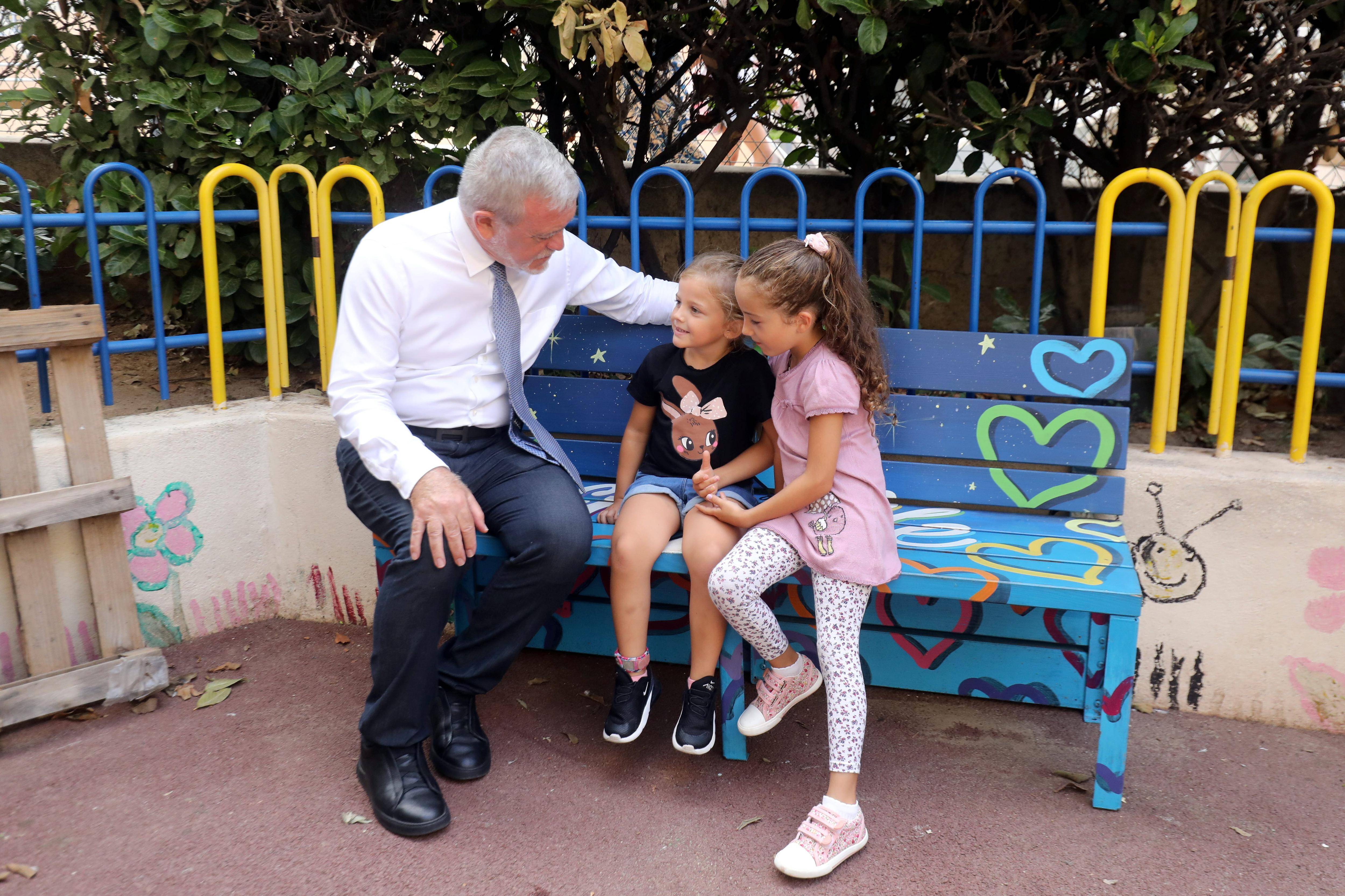 Des "bancs de l'amitié" contre le harcèlement scolaire font leur entrée dans les écoles de Beausoleil