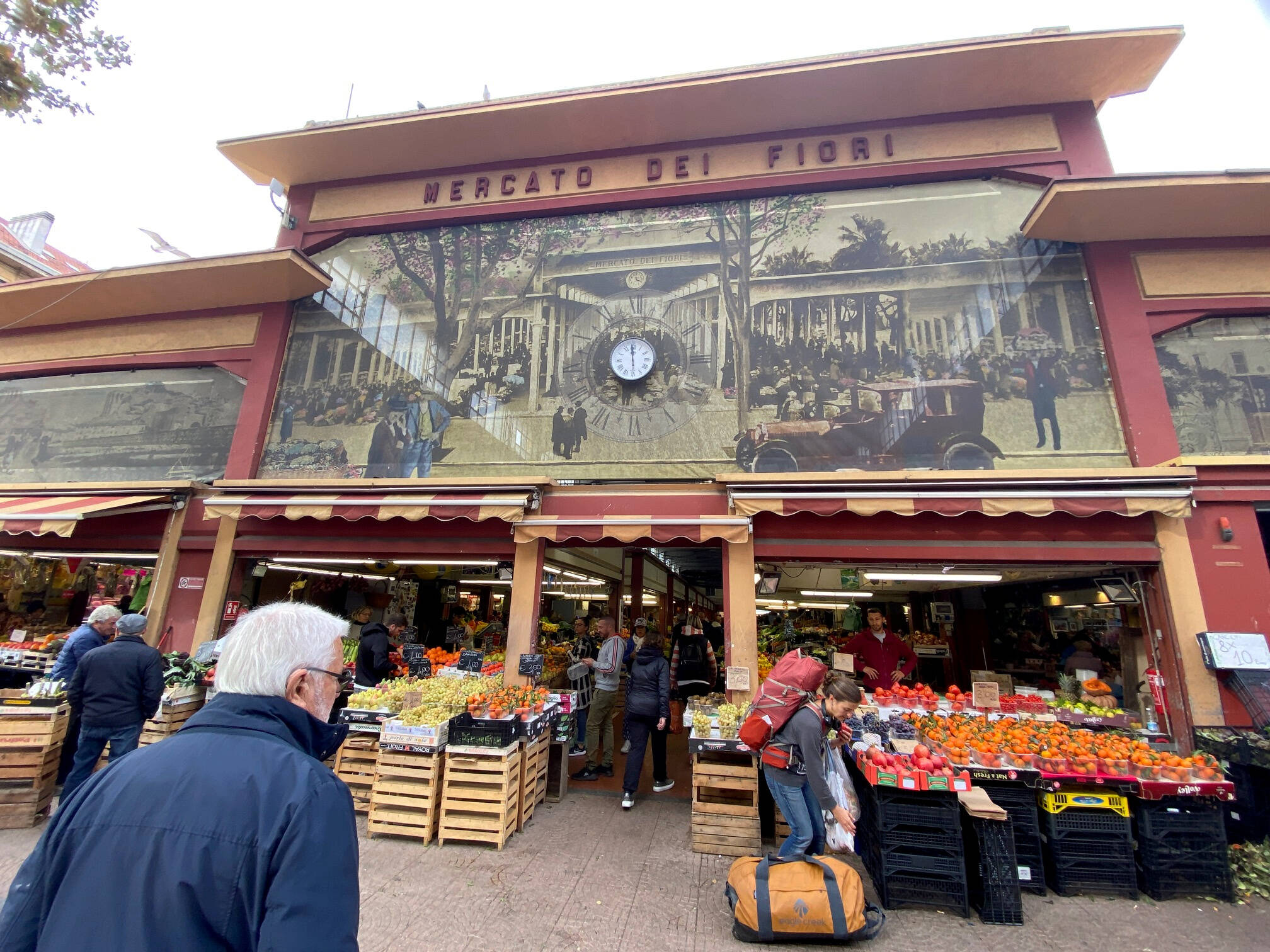 "On doit retourner au travail": fermé après un violent incendie, les commerçants du marché de Vintimille s'impatientent