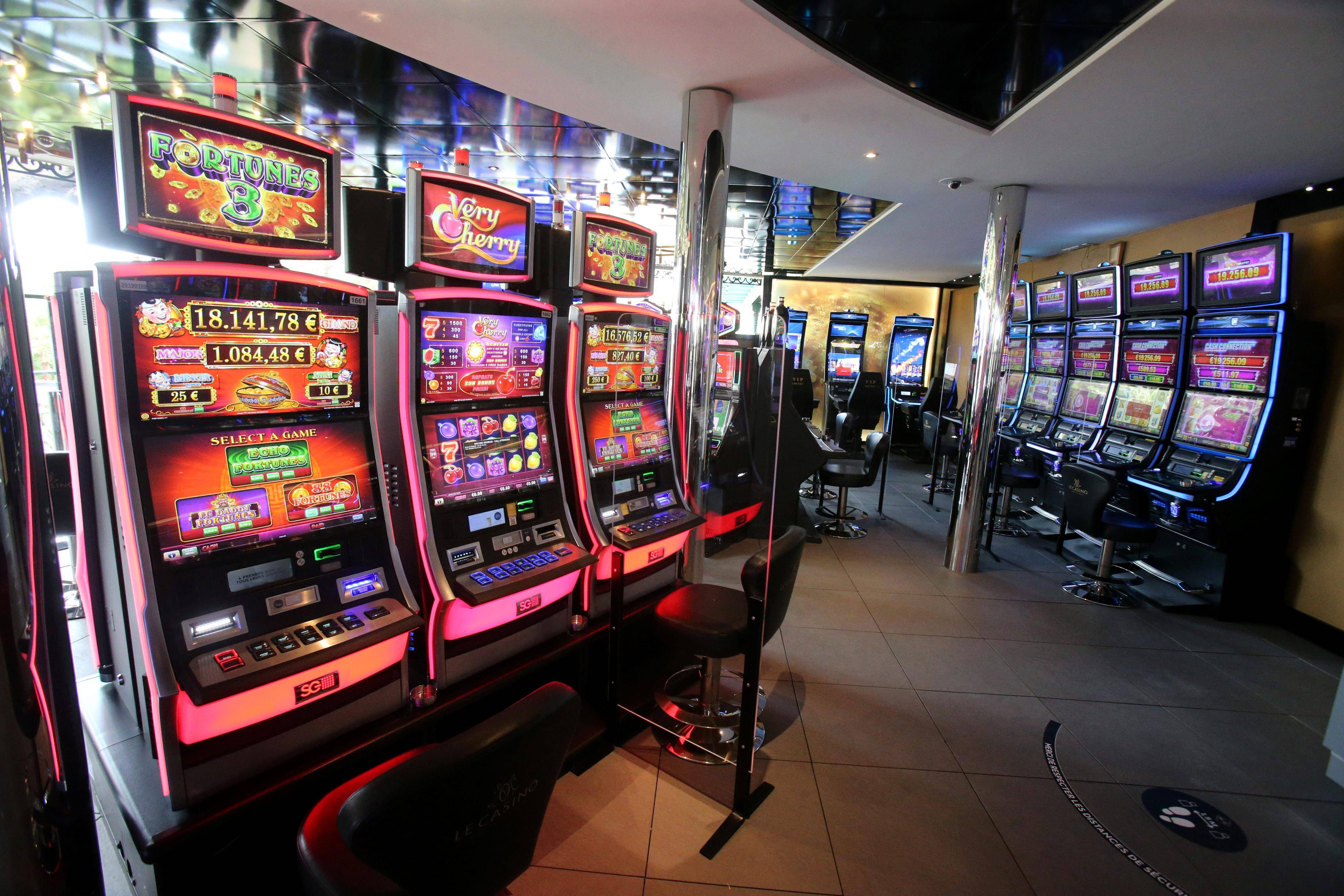 Ils versent "15.000¬ à 18.000¬ en petites coupures" dans les machines à sous d'un casino à Monaco: une famille condamnée pour blanchiment