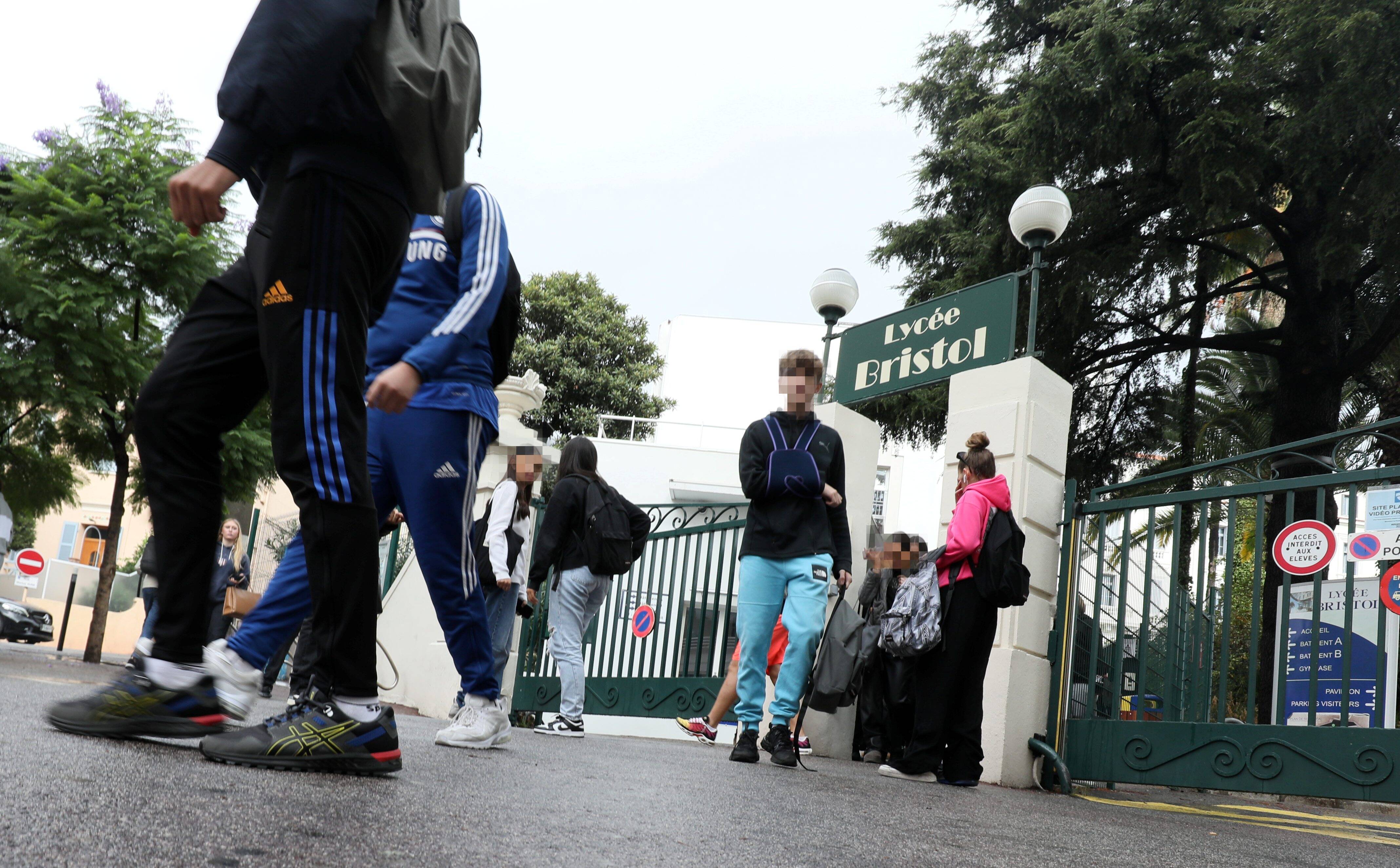 Elle se bat pour que son fils soit réintégré dans ce lycée de la Côte d'Azur où il a échoué au bac