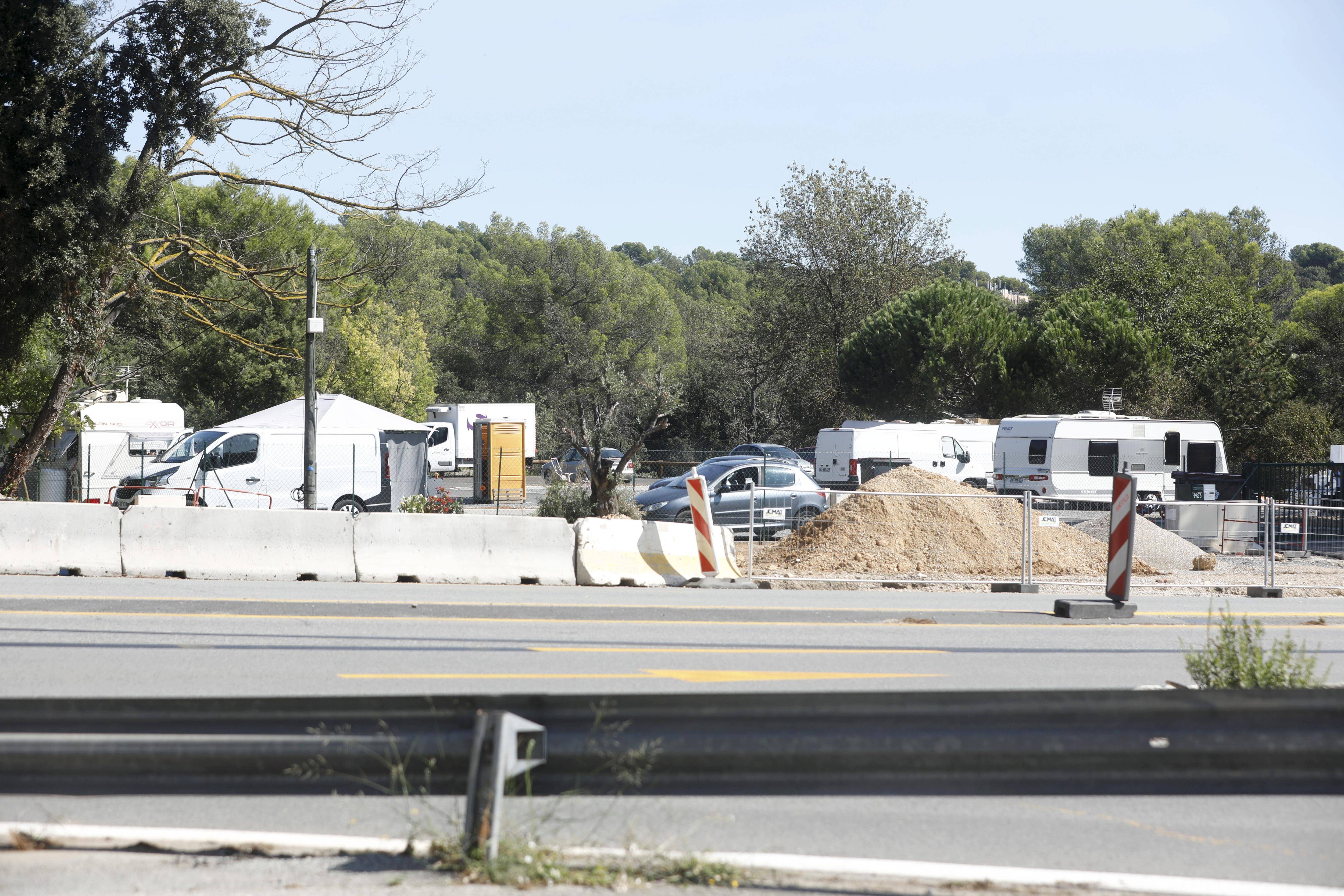 Y-a-t-il une aire d'accueil de gens du voyage face au futur centre commercial "Village de Sophia" (ex-Open Sky) à Valbonne? La Ville répond