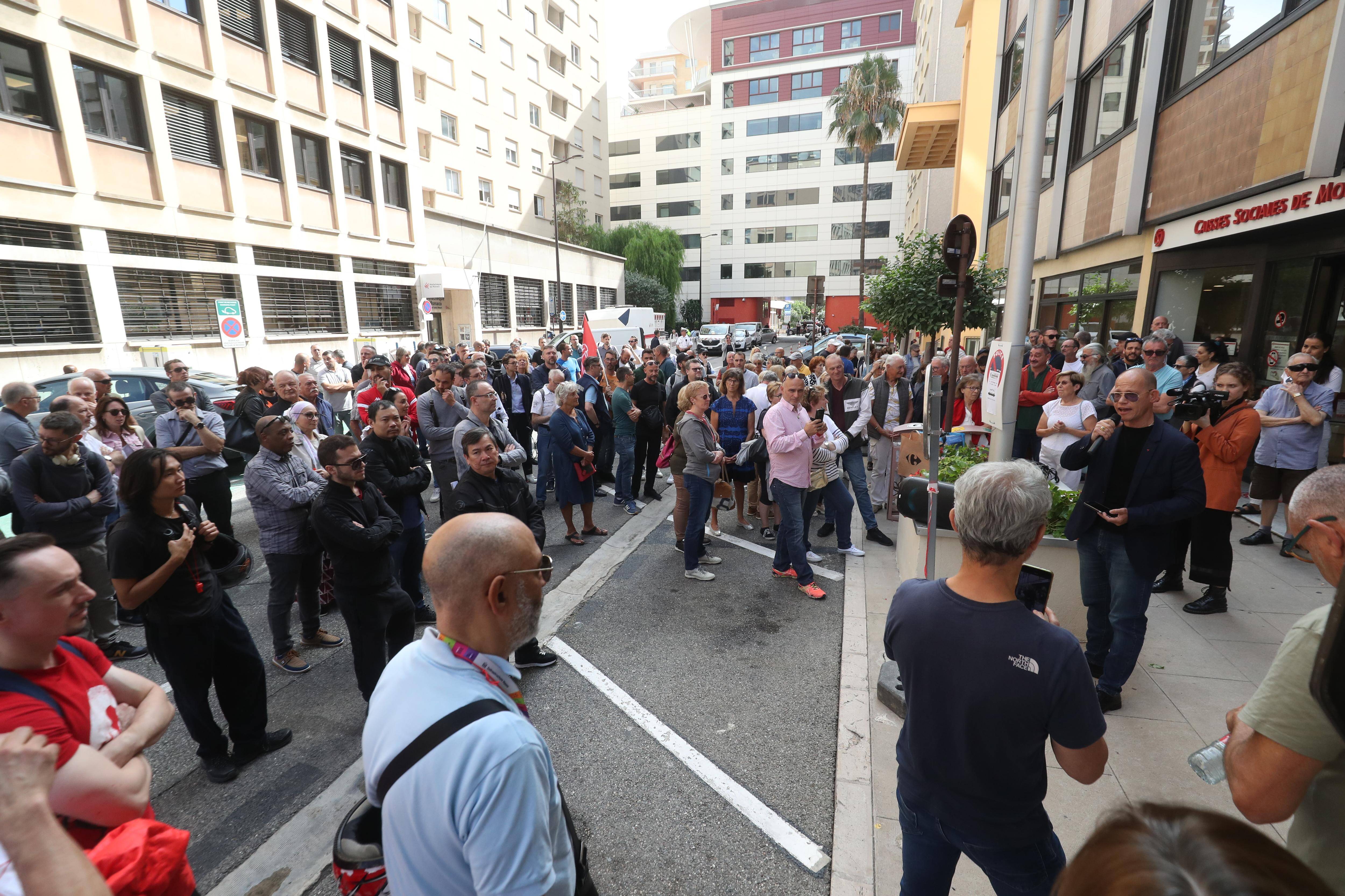 À l'appel d'une douzaine de syndicats, près 200 personnes ont manifesté à Monaco pour de meilleurs salaires et retraites