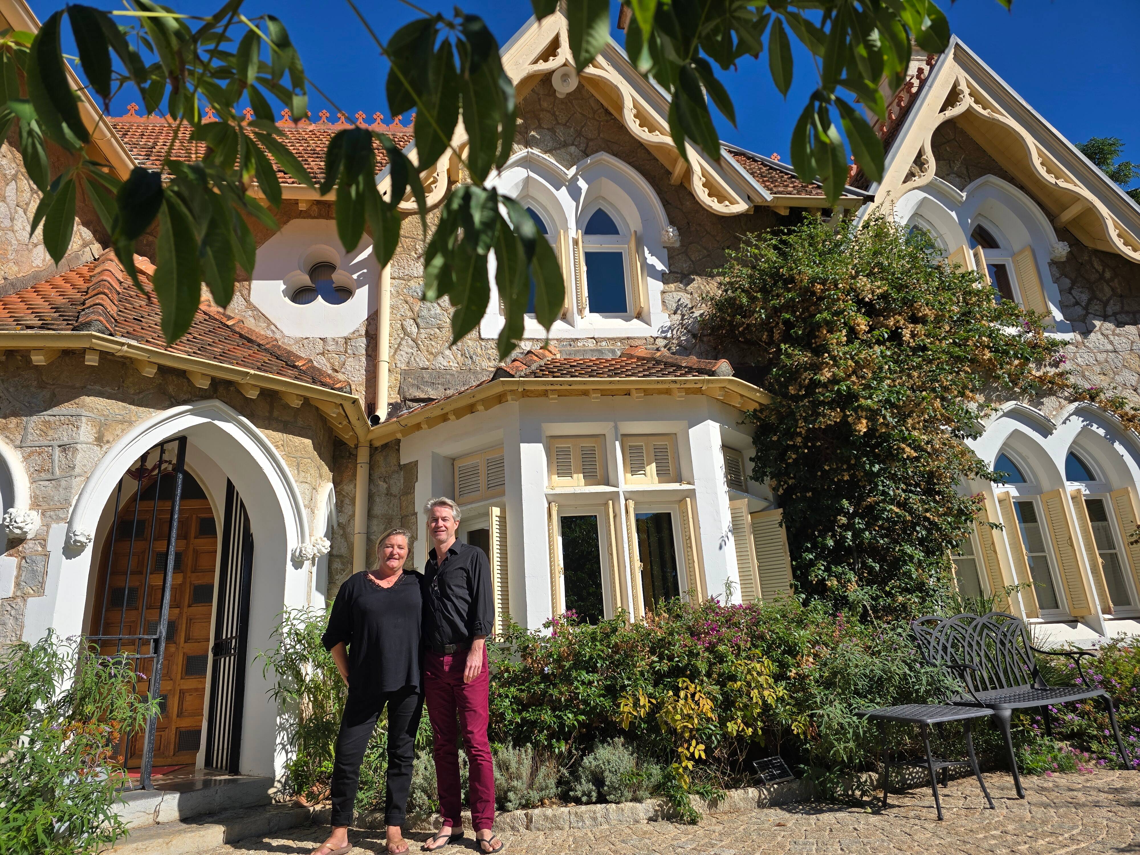 Venez découvrir et acquérir des oeuvres d'art à des prix abordables au 2e Salon du petit format dans cette maison anglaise à Hyères