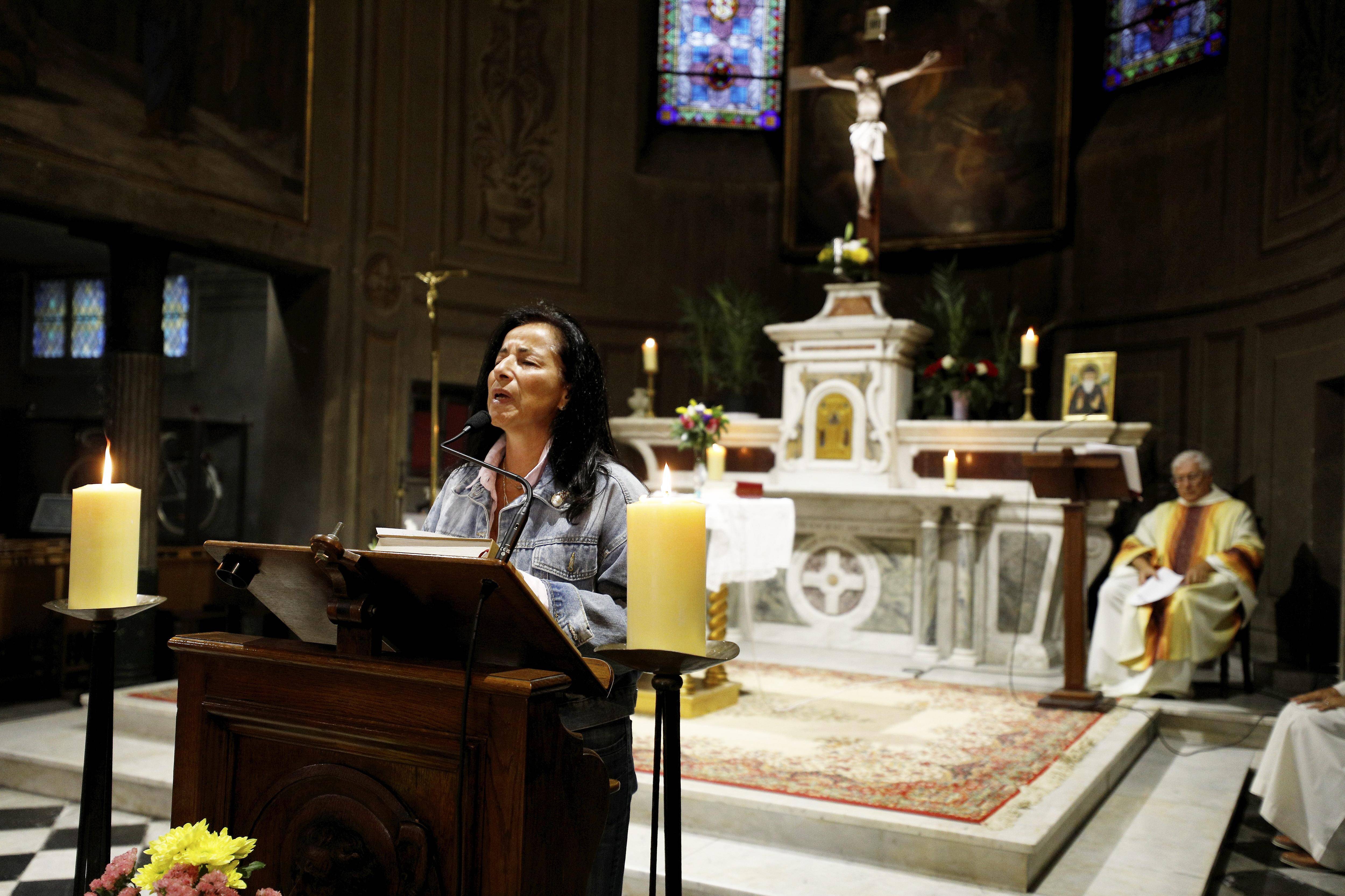 Foule dense et multiconfessionnelle à Nice lors de la messe en faveur de la paix en Orient, célébrée par le père Gil Florini