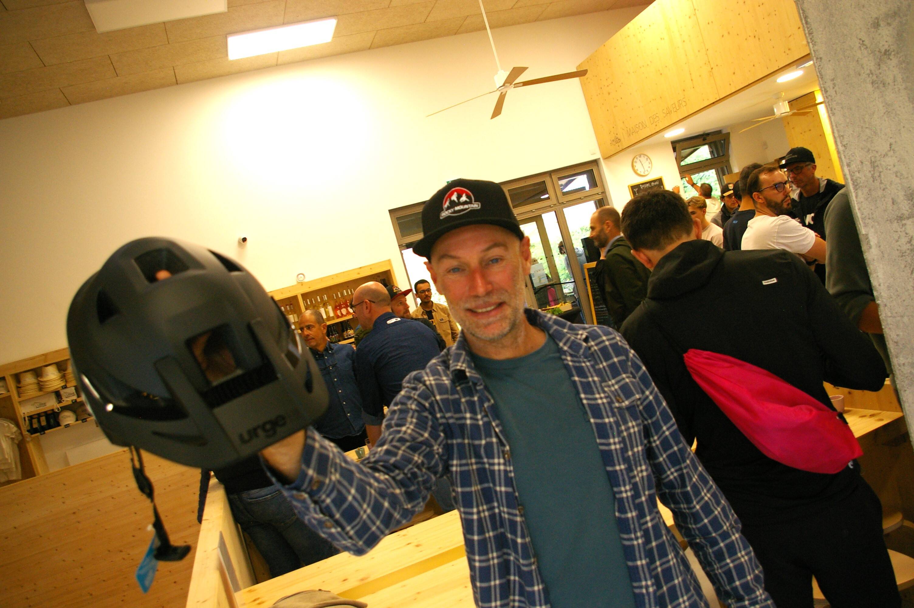 Le société varoise Tribe sport group dévoile son nouveau casque de vélo vertueux