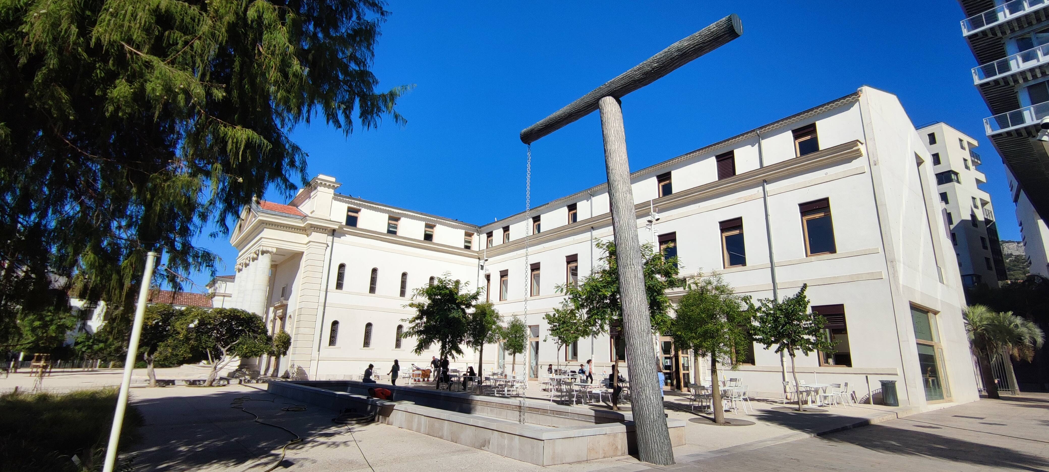 On vous explique pourquoi la fontaine italique, implantée il y a 4 ans, perd déjà sa couleur à Toulon