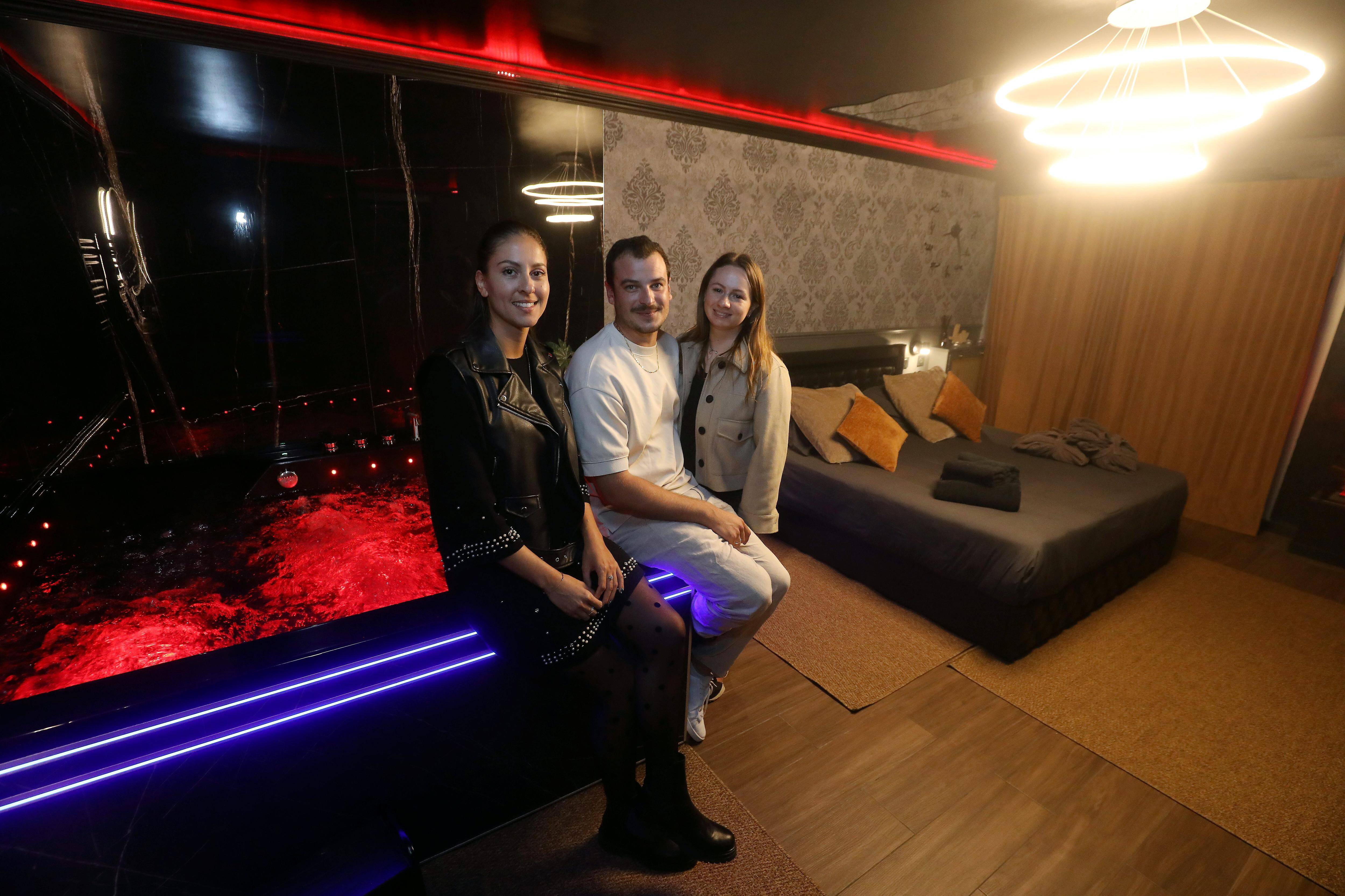 Détente, plaisirs et discrétion: véritable phénomène en France, les "love room" gagnent peu à peu du terrain sur la Côte d'Azur