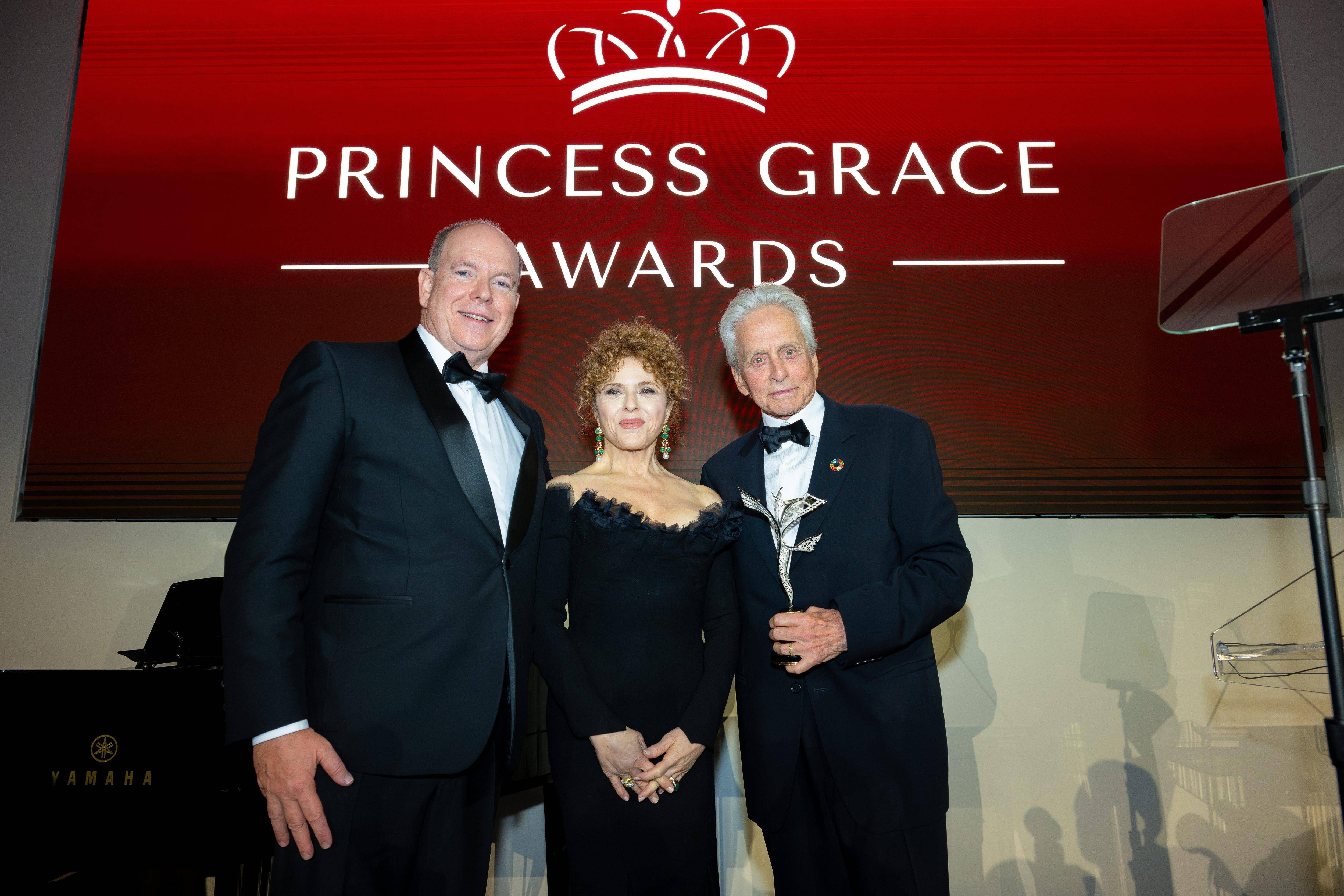 Pour les 40 ans de la Princess Grace Foundation à New York, le prince Albert a remis une récompense à l'acteur américain Michael Douglas