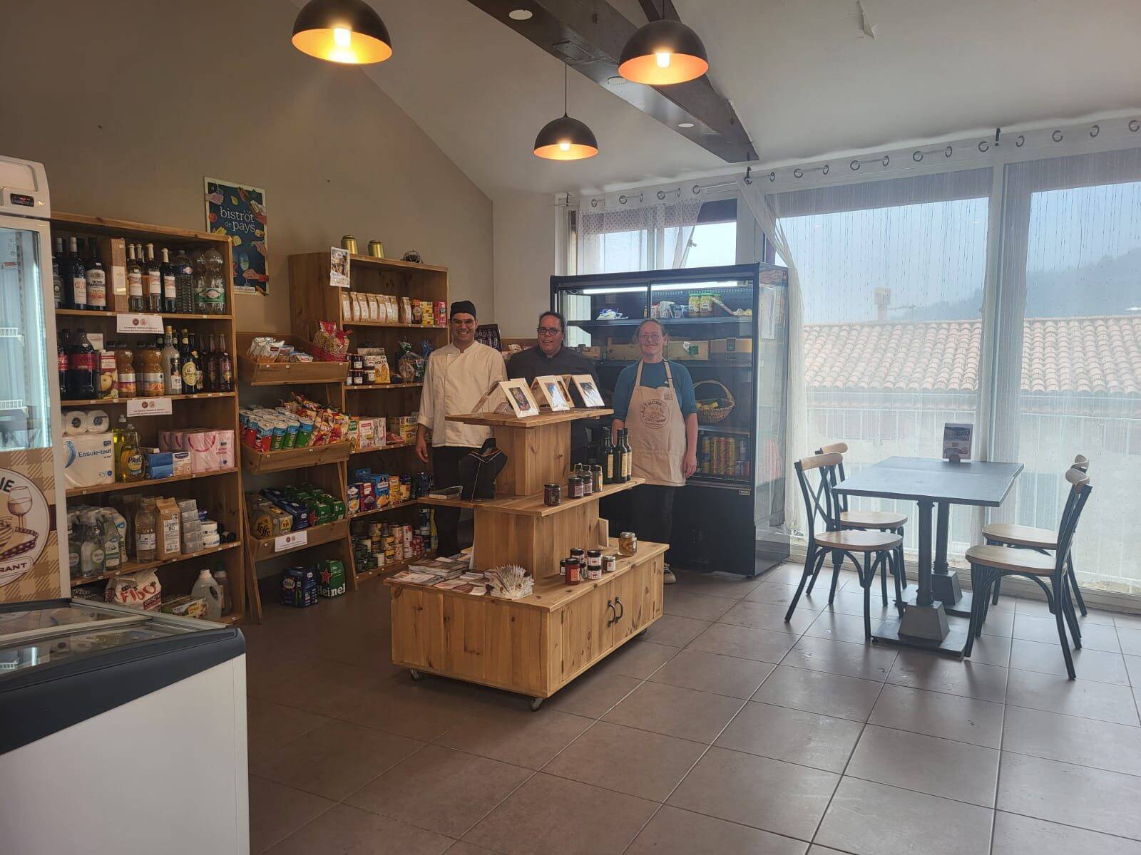 Entièrement gérée par des travailleurs handicapés et "unique en France", cette épicerie-restaurant fait battre le coeur de ce village du haut-pays mentonnais