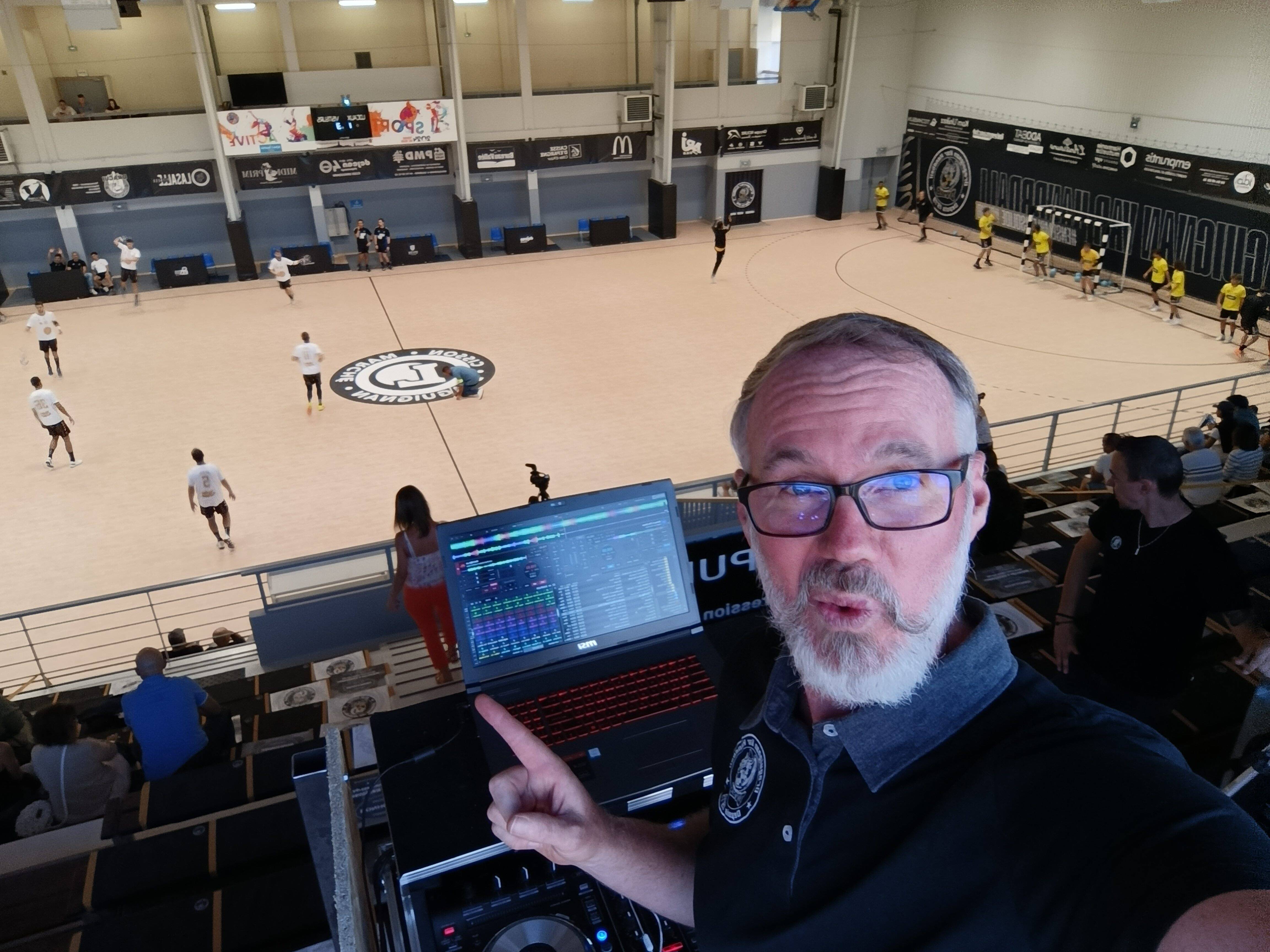 "Je suis le chef d'orchestre des tribunes": à la rencontre d'Olivier Gautier, grand supporter du Draguignan Var Handball
