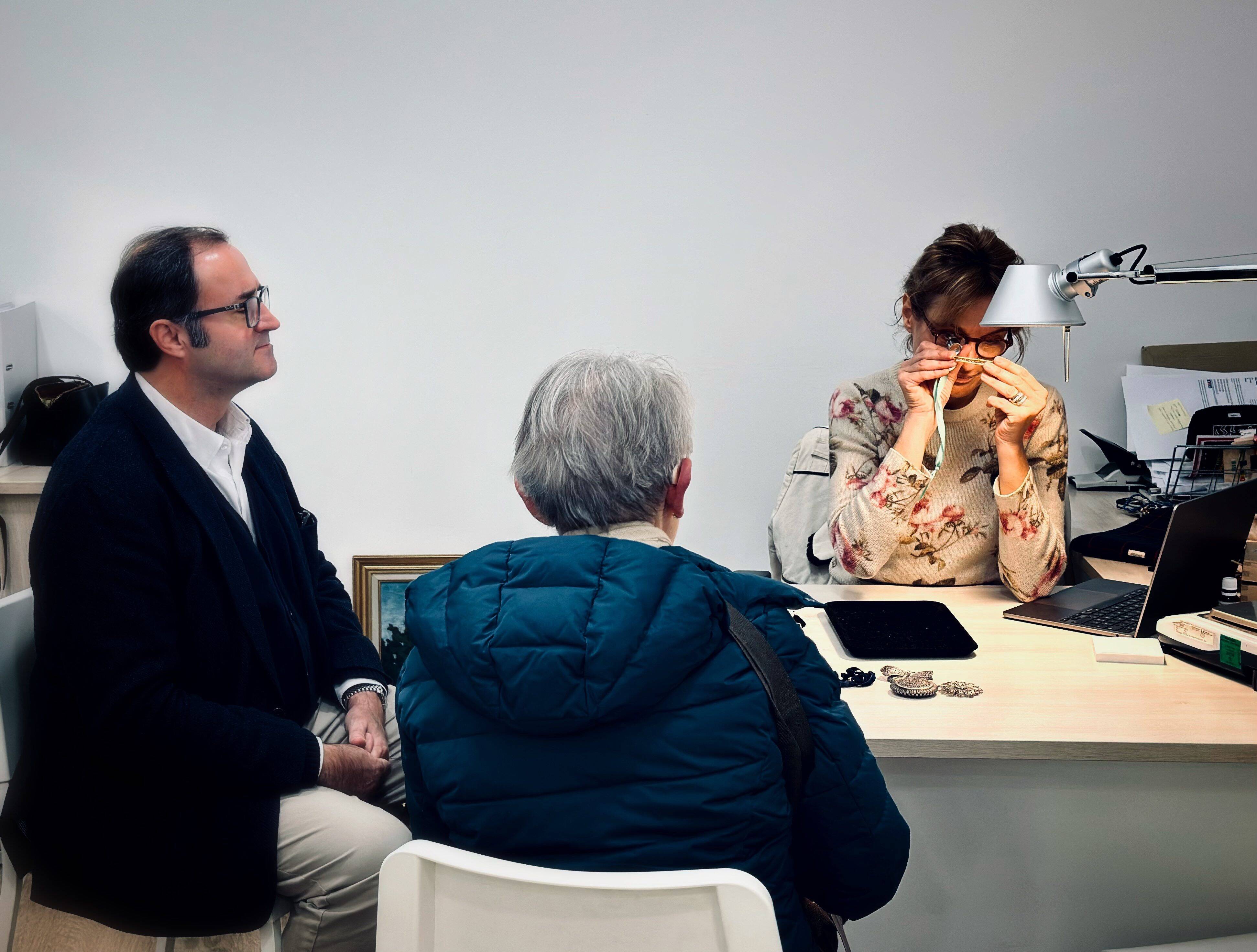 Le public est venu nombreux faire expertiser ses bijoux à l'hôtel des ventes de Toulon