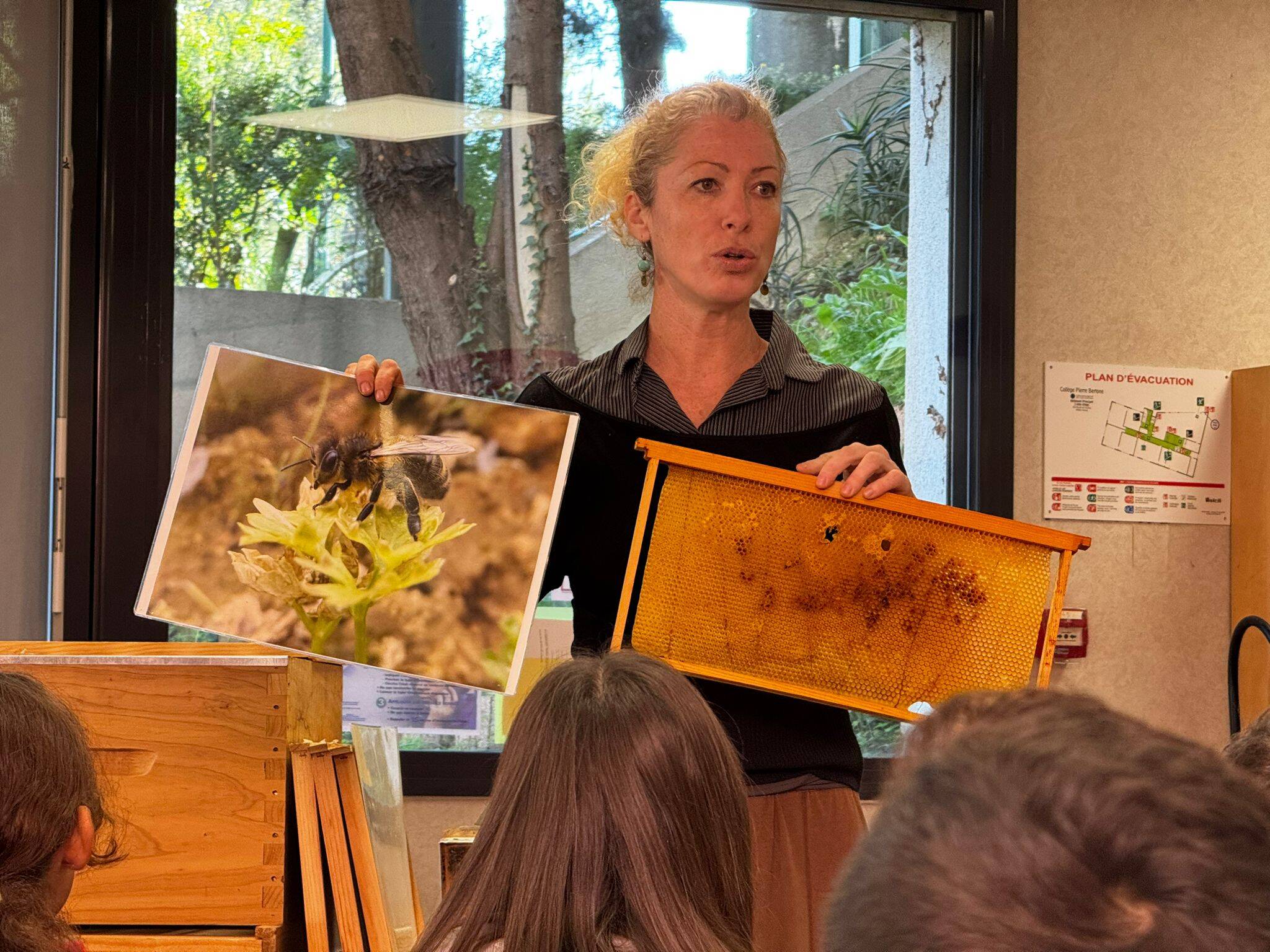 Une apicultrice du Var est venue partager ses connaissances sur les abeilles avec des collégiens d'Antibes
