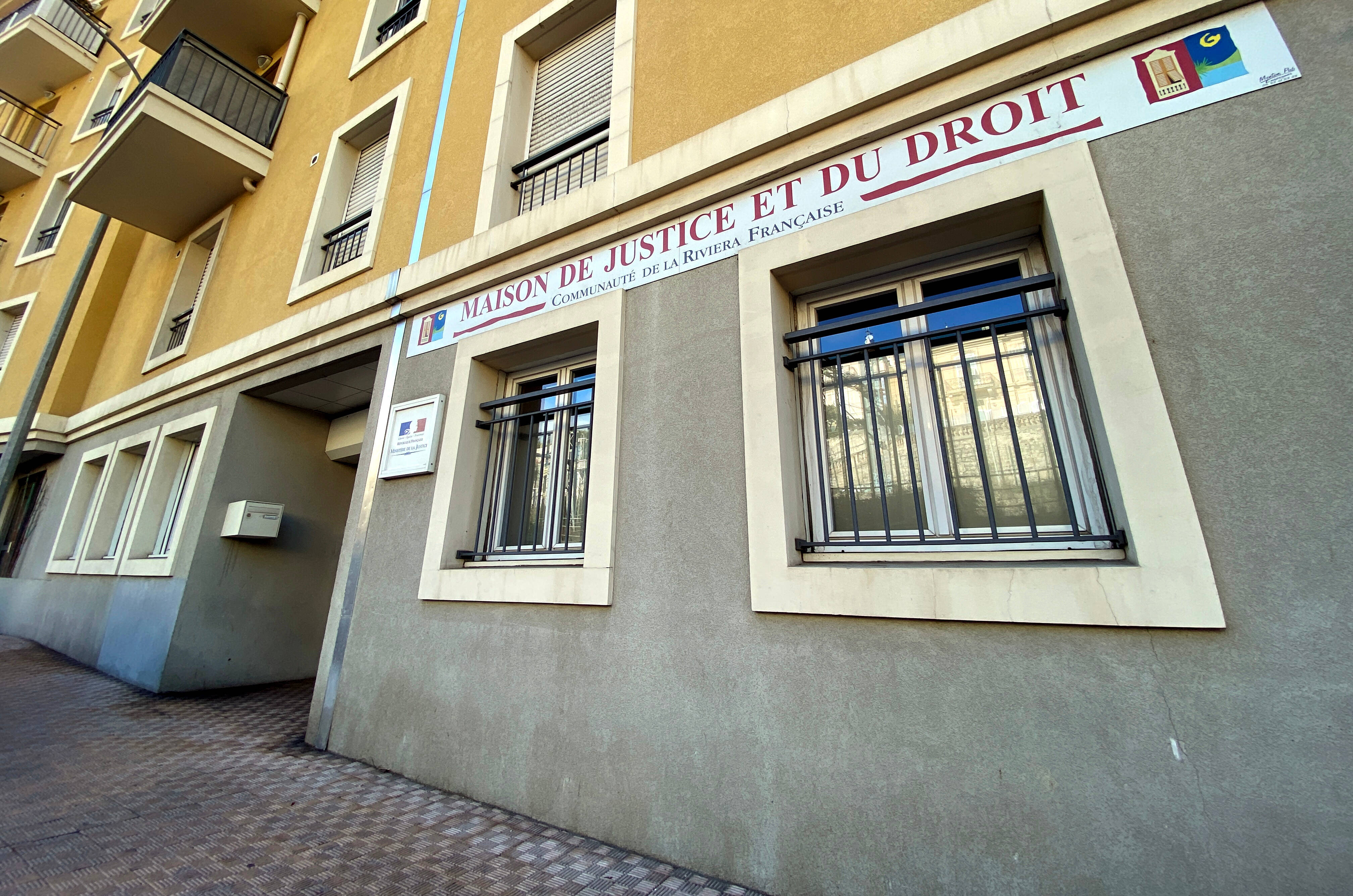 Ascenseur en panne, ménage bâclé, odeurs pestilentielles... Quelles solutions pour les locataires de HLM en galère?