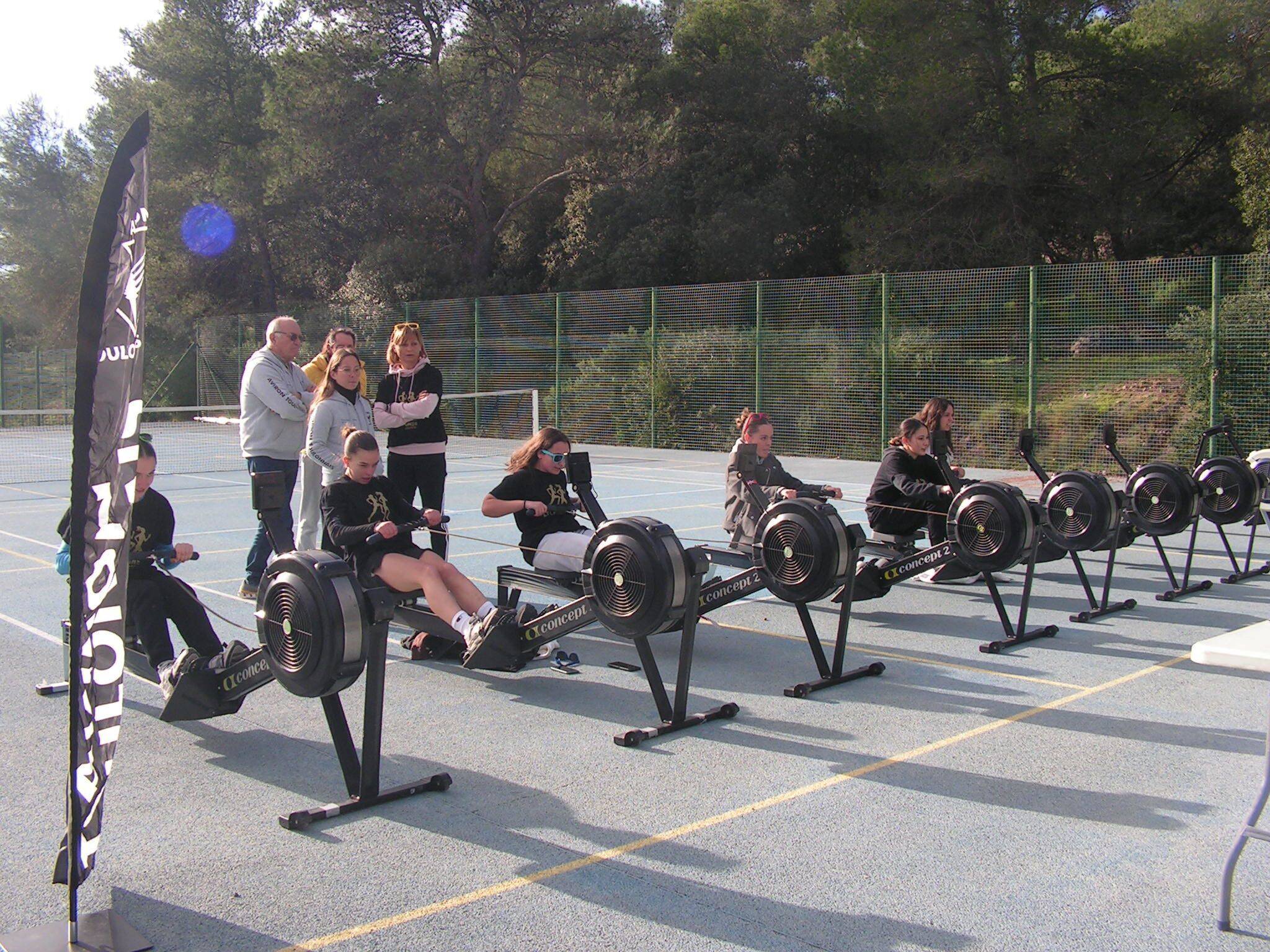 Aviron, footfit, danse... 300 jeunes filles à la découverte des sports "pour casser les barrières" à La Crau