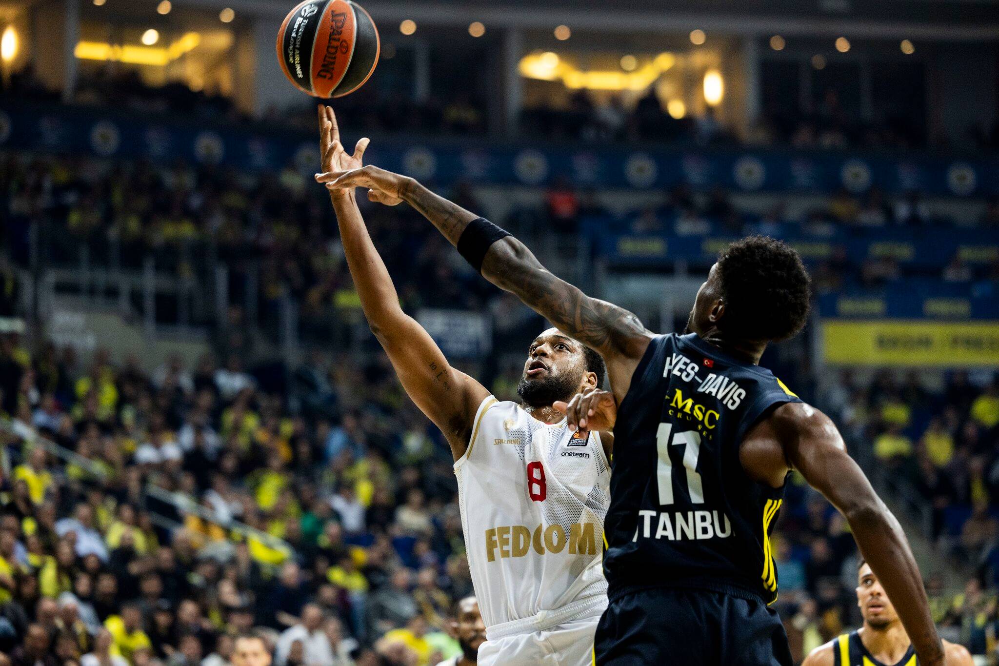 Avec le jeu magistral de Mike James et Elie Okobo, la Roca Team corrige Fenerbahçe et prend la 2e place d'Euroligue
