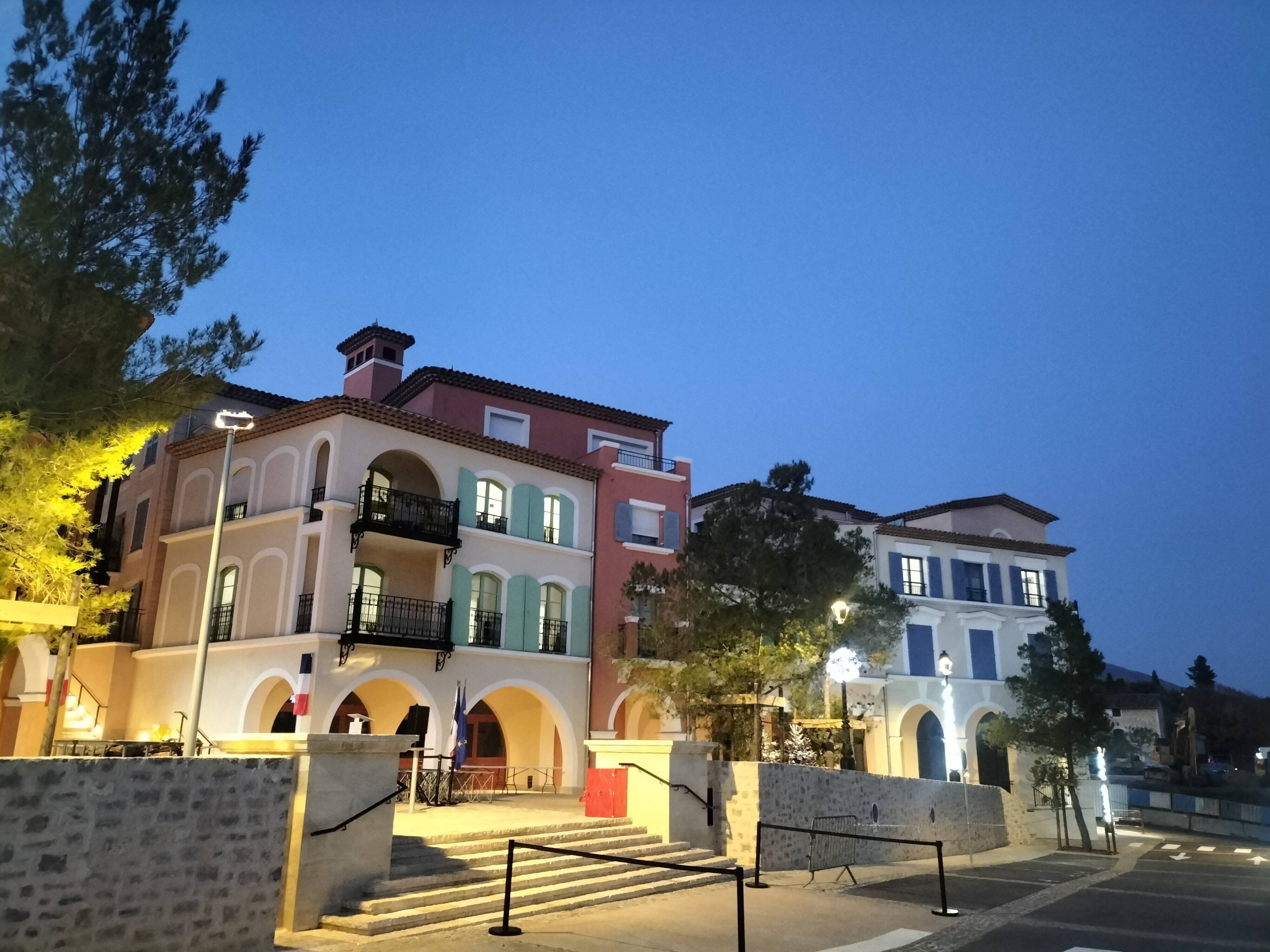 Le président de la Casa Jean Leonetti félicite le maire du Rouret pour l'extension du village