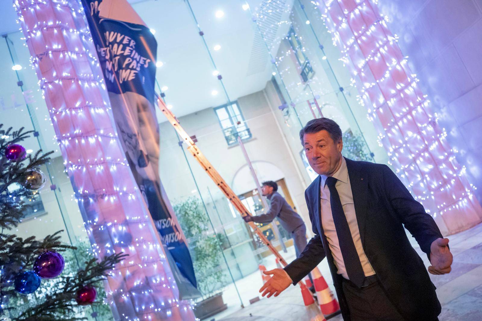 Après l'annonce de la libération de Paul Watson, le maire de Nice fait détacher le portrait du militant écologiste de l'hôtel de ville