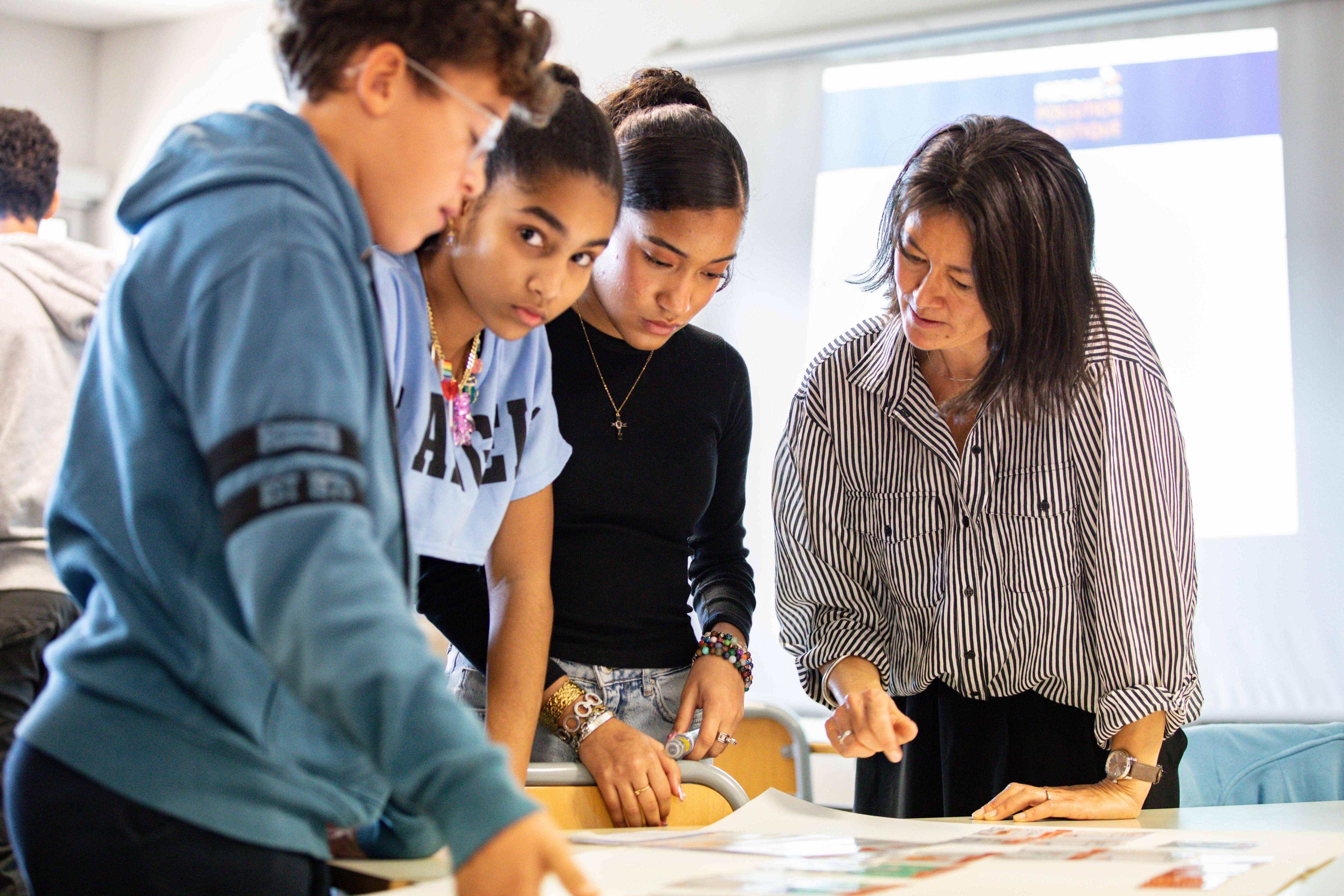 Comment le dispositif pour apprendre le français aux élèves allophones leur permet une meilleure intégration à l'école