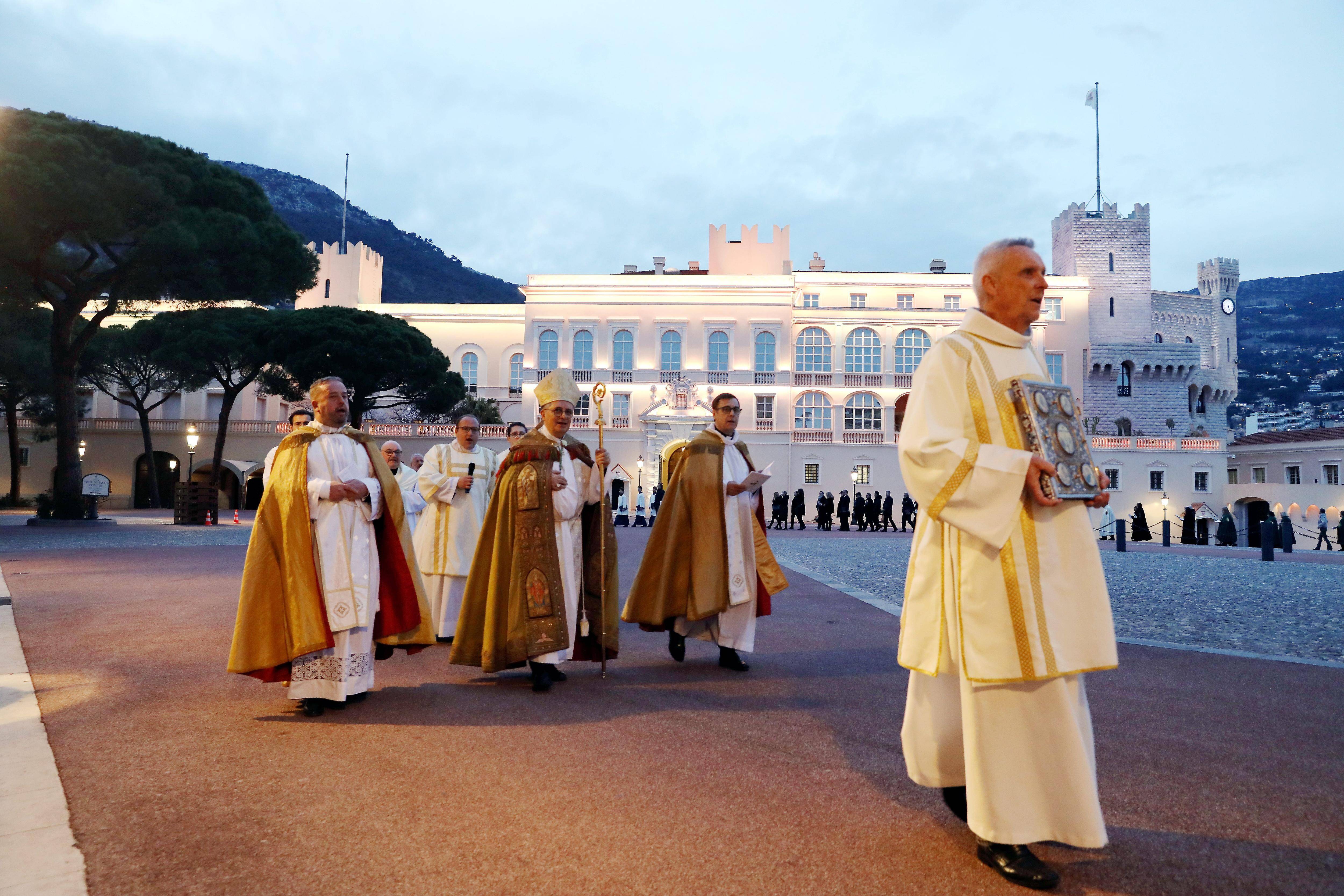 Des centaines de fidèles catholiques ont participé à la procession pour l'ouverture de l'année sainte à Monaco