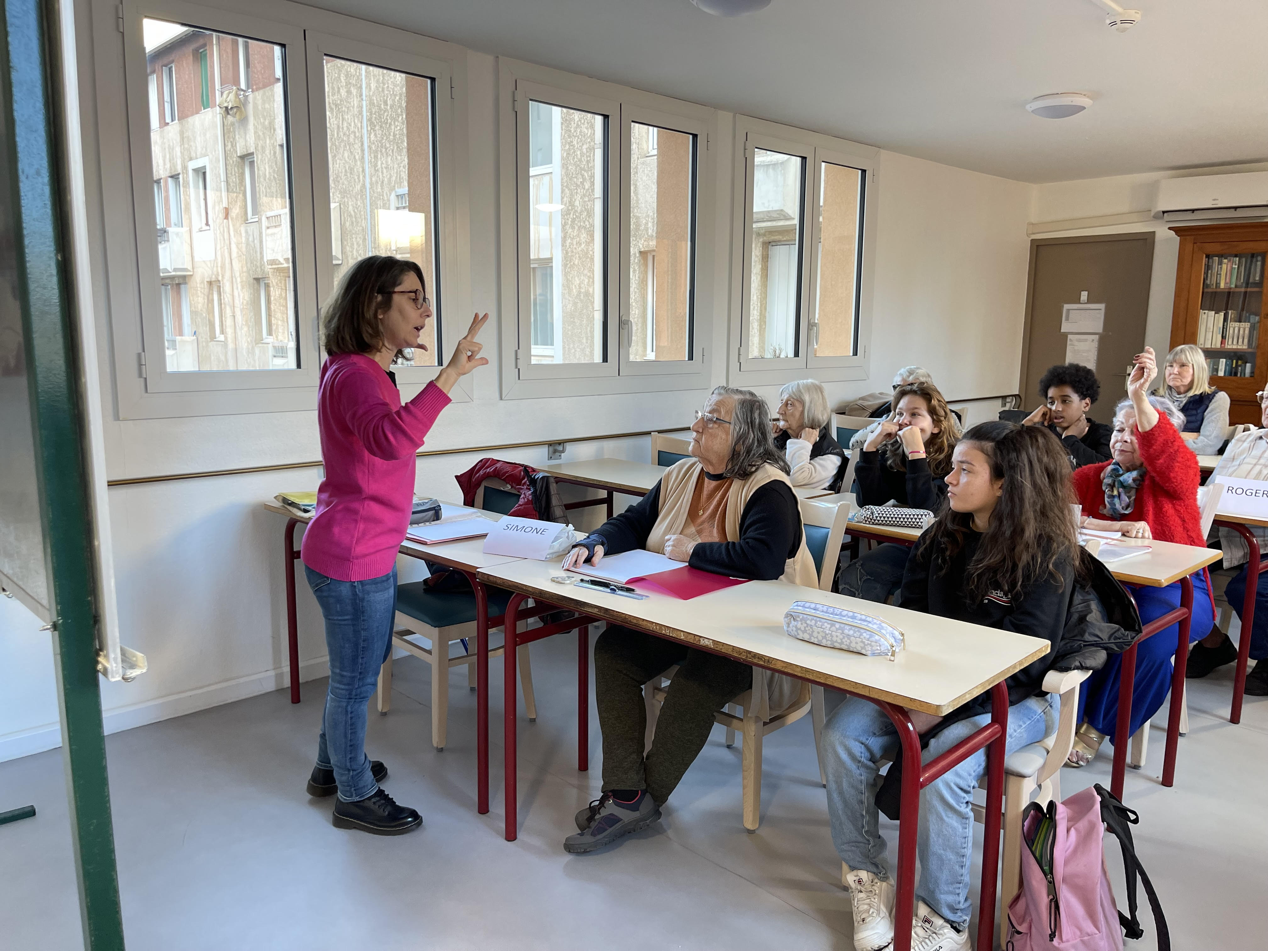 Pour renforcer les liens intergénérationnels, une classe Ulis rejoint des seniors d'une résidence d'autonomie pour suivre des cours en binôme à Toulon