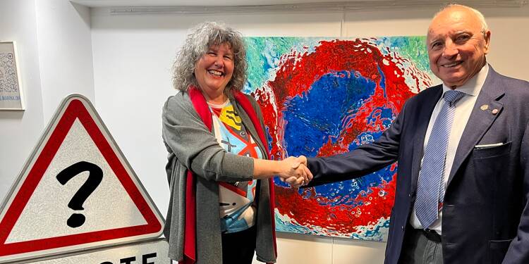 L'artiste plasticienne Marina DH expose ses œuvres à partir de panneaux de signalisation routière à Sainte-Maxime